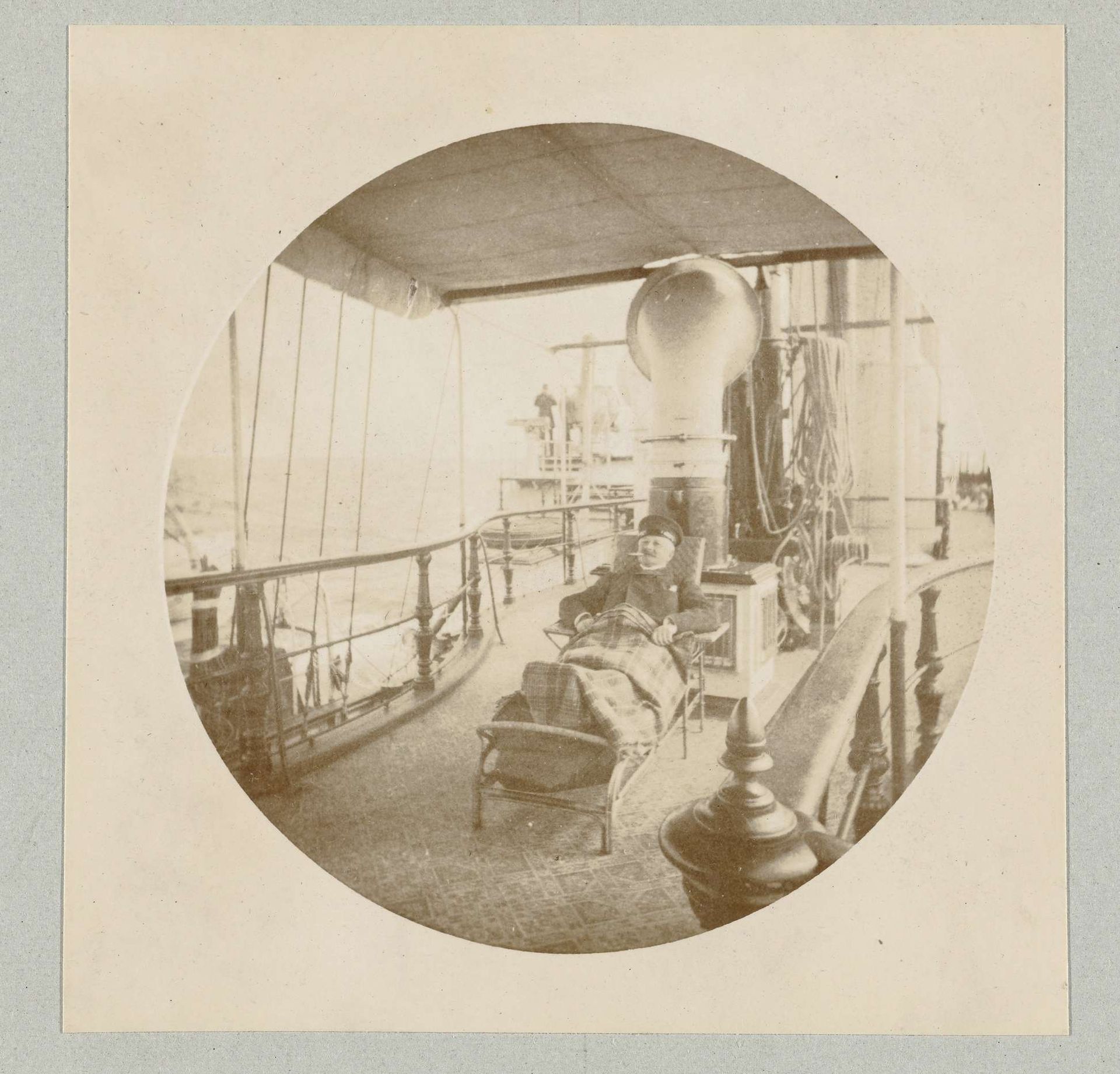 Passagier in uniform op een ligbed aan boord van de Hohenzollern by Paul Güssfeldt