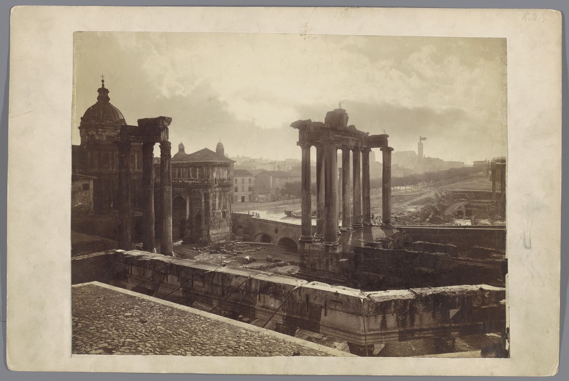 Gezicht op het Forum Romanum met de Tempel van Saturnus te Rome, Italië by Altobelli & Molins