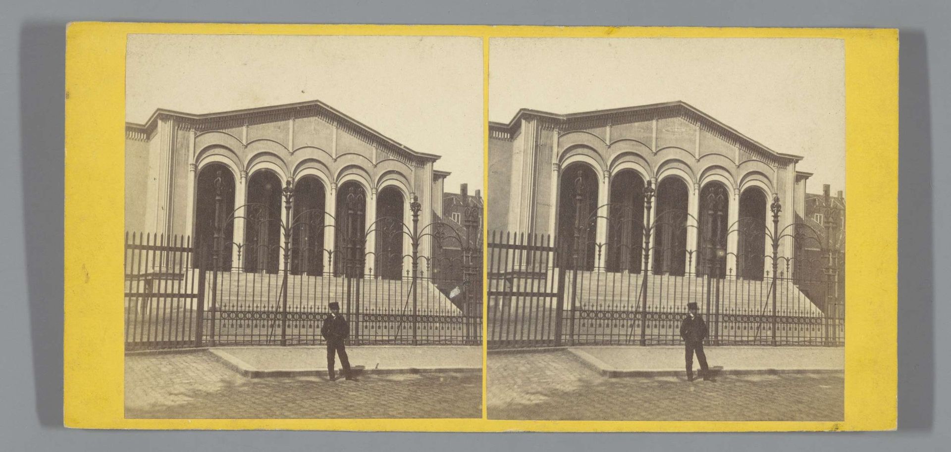 Gezicht op het gebouw van de Hoge Raad aan het Plein in Den Haag by Pieter Oosterhuis