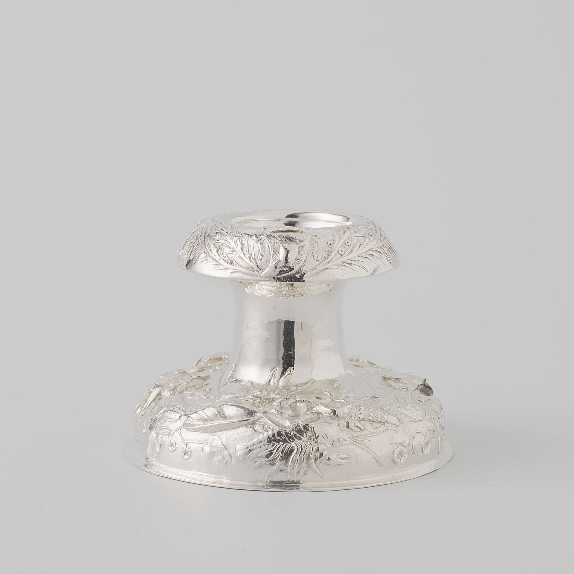 Zoutvat met gedreven vissen, schelpen en zeedieren by Claes Baardt