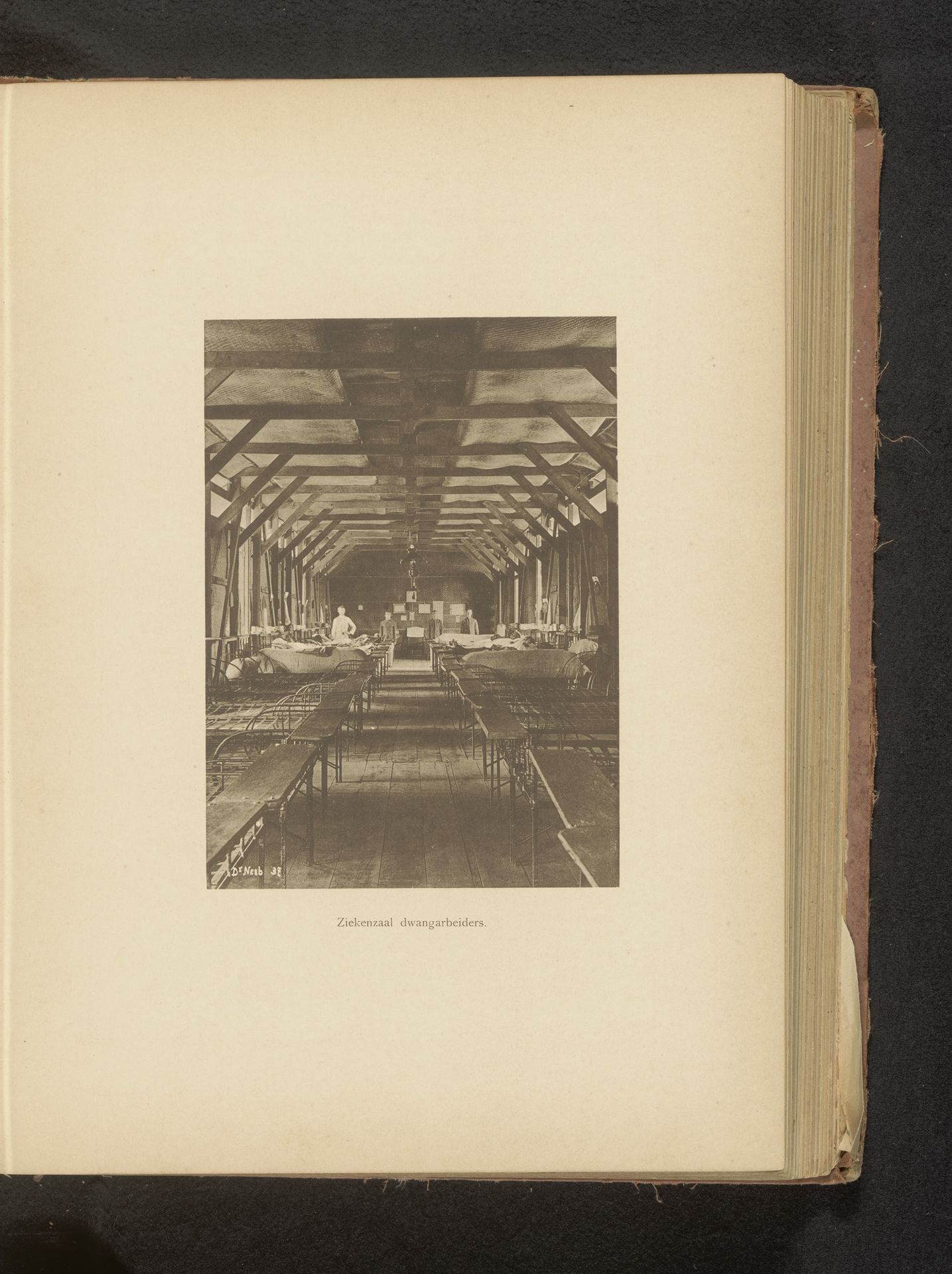 Ziekenzaal voor dwangarbeiders by Christiaan Johan Neeb