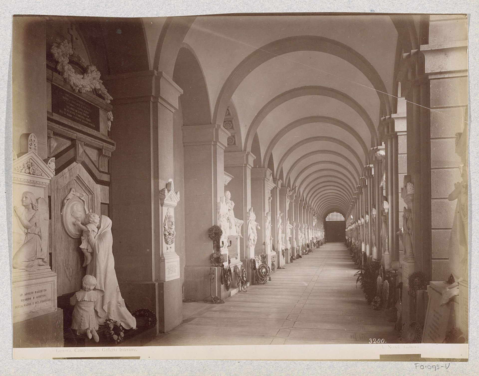 Interieur van een galerij op de begraafplaats van Staglieno in Genua by Alfredo Noack