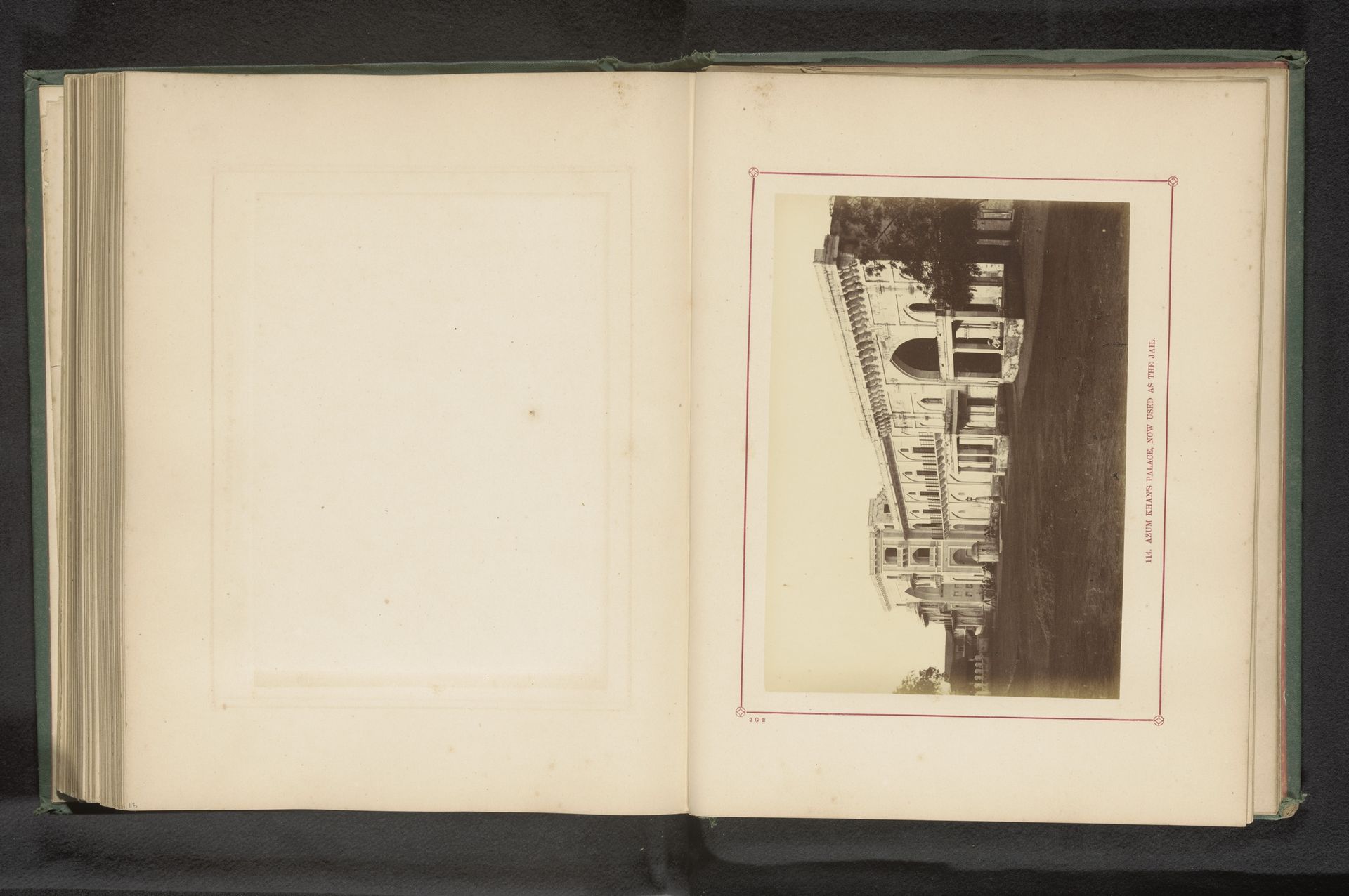 Gezicht op het paleis van Ahmad Shah I in Ahmedabad dat werd gebruikt als gevangenis by Thomas Biggs
