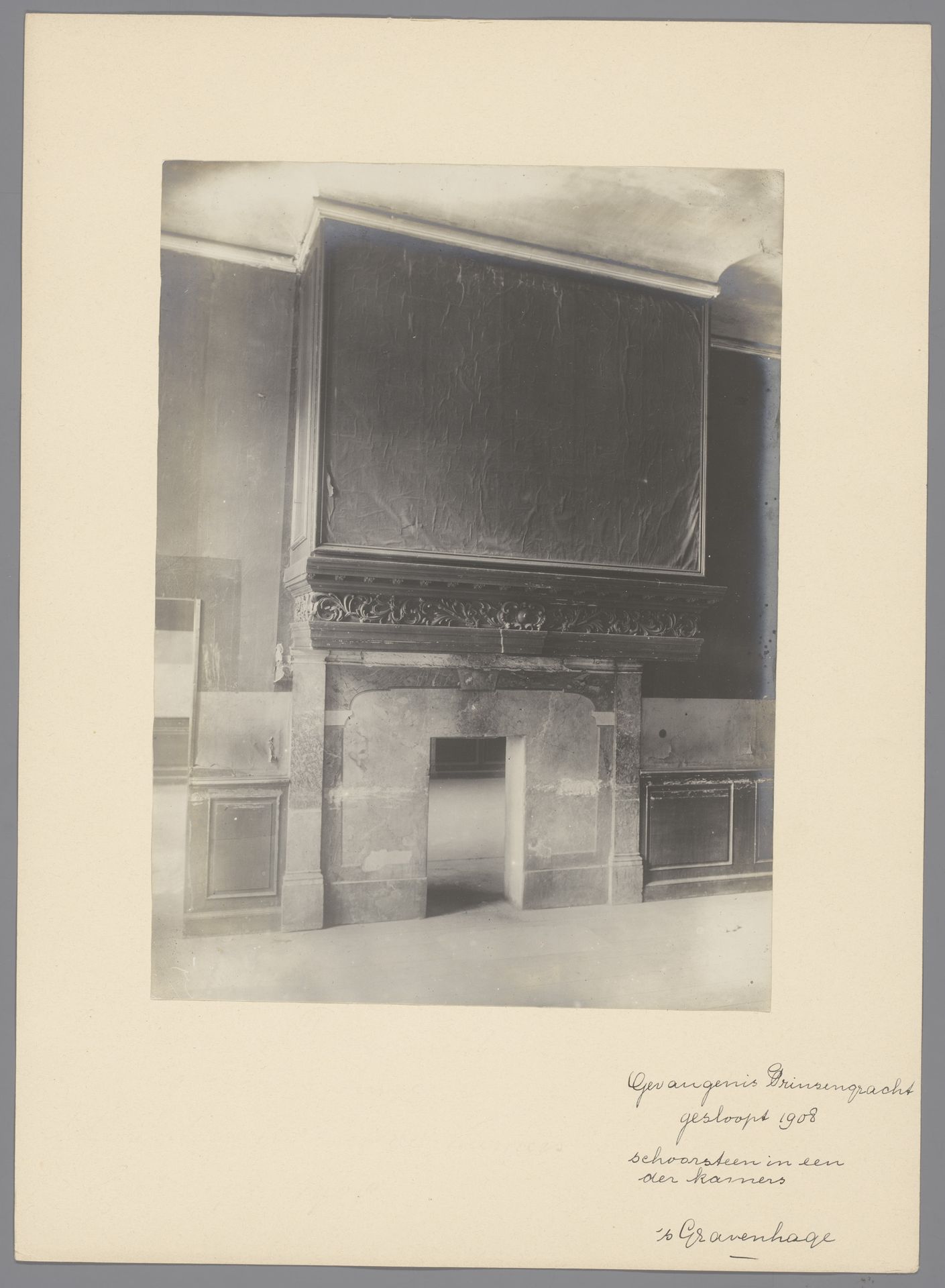 Interieur met schoorsteen in de gevangenis op de Prinsegracht te Den Haag by anoniem (Monumentenzorg)