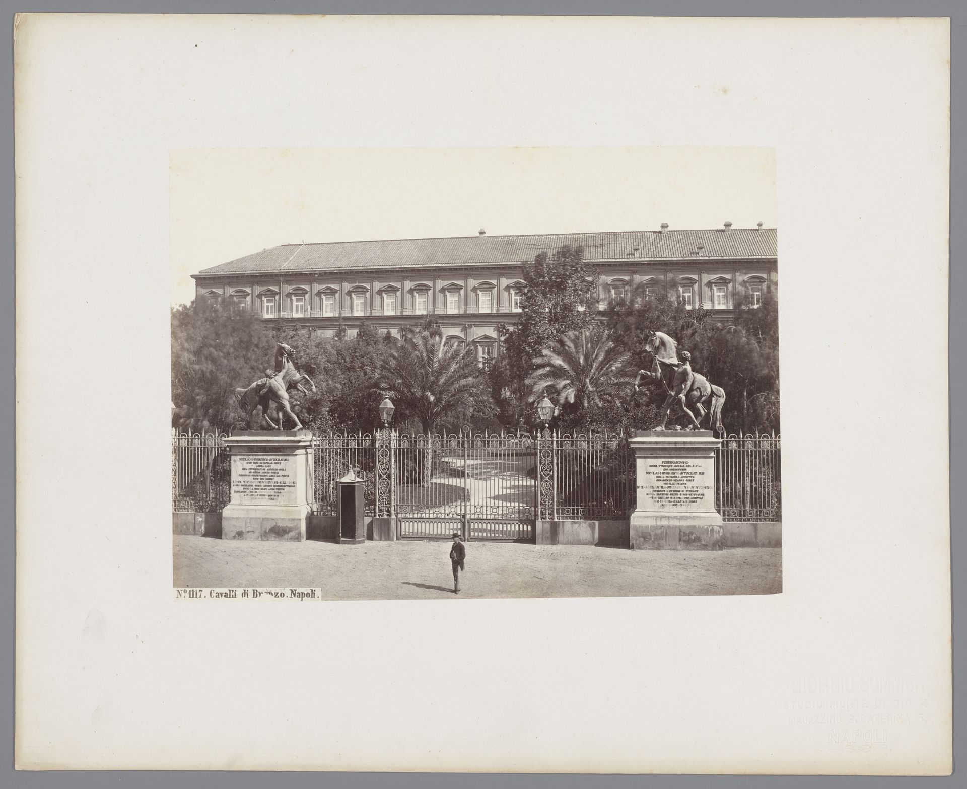 Twee bronzen sculpturen van paarden bij de ingang van het koninklijk paleis te Napels, Italië by Giorgio Sommer