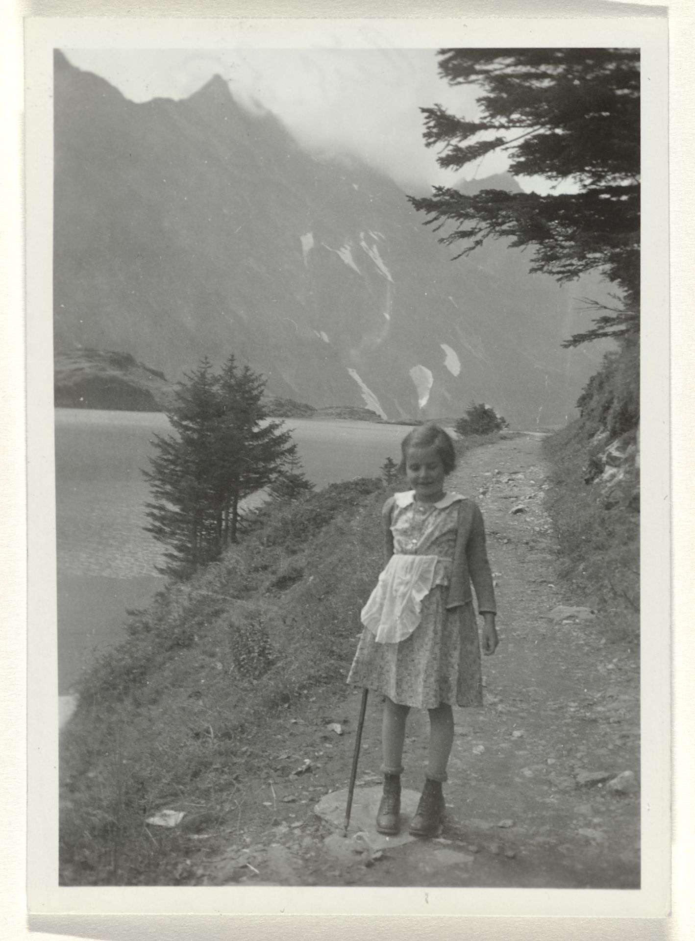Isabel Wachenheimer met schort en jurk op een bergweg bij de Trübsee, in augustus 1935 by Anonymous