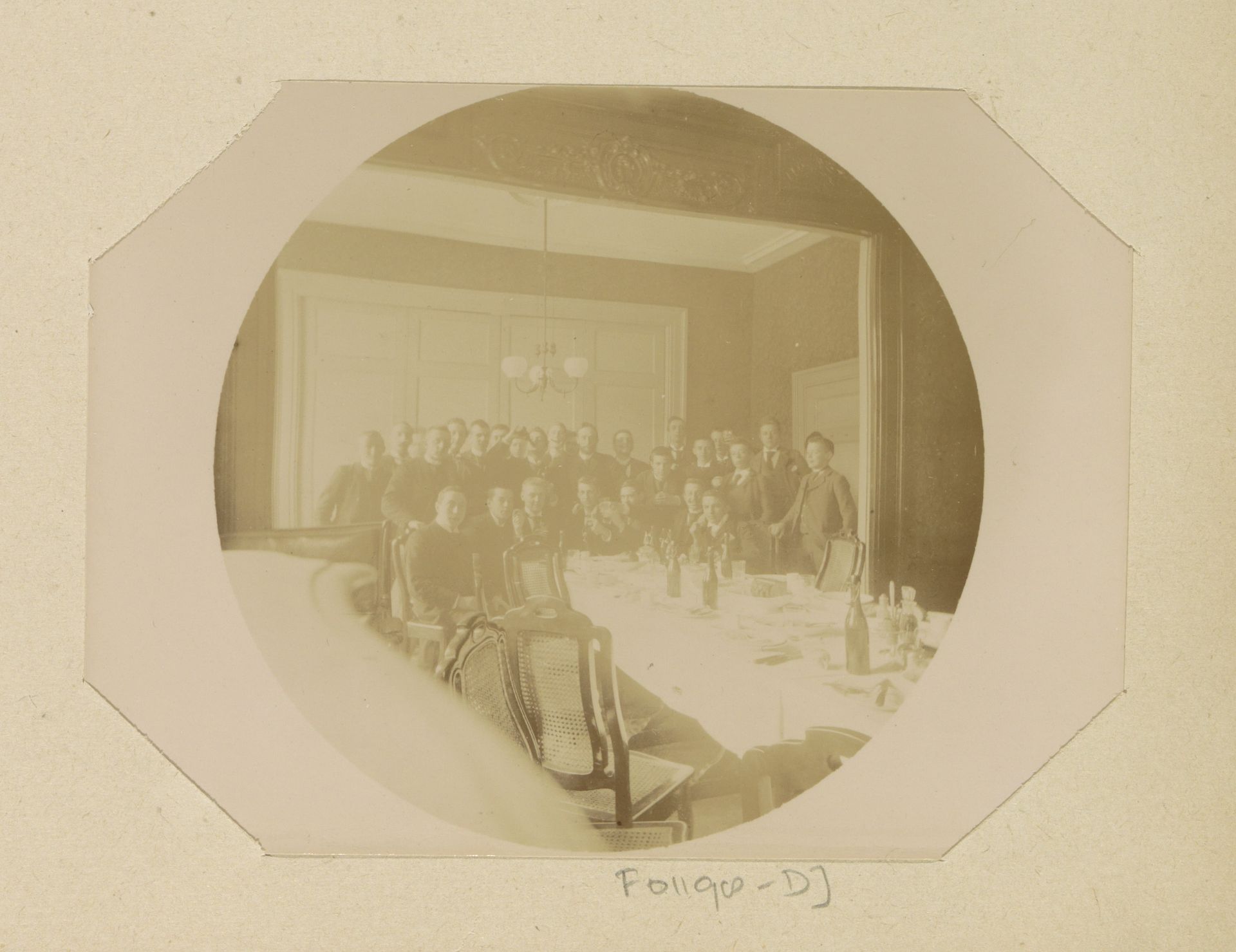 Groepsportret van jonge mannen in een dinerzaal, mogelijk een klas van de Openbare Handelsschool in Amsterdam by Willem Frederik Piek Jr.