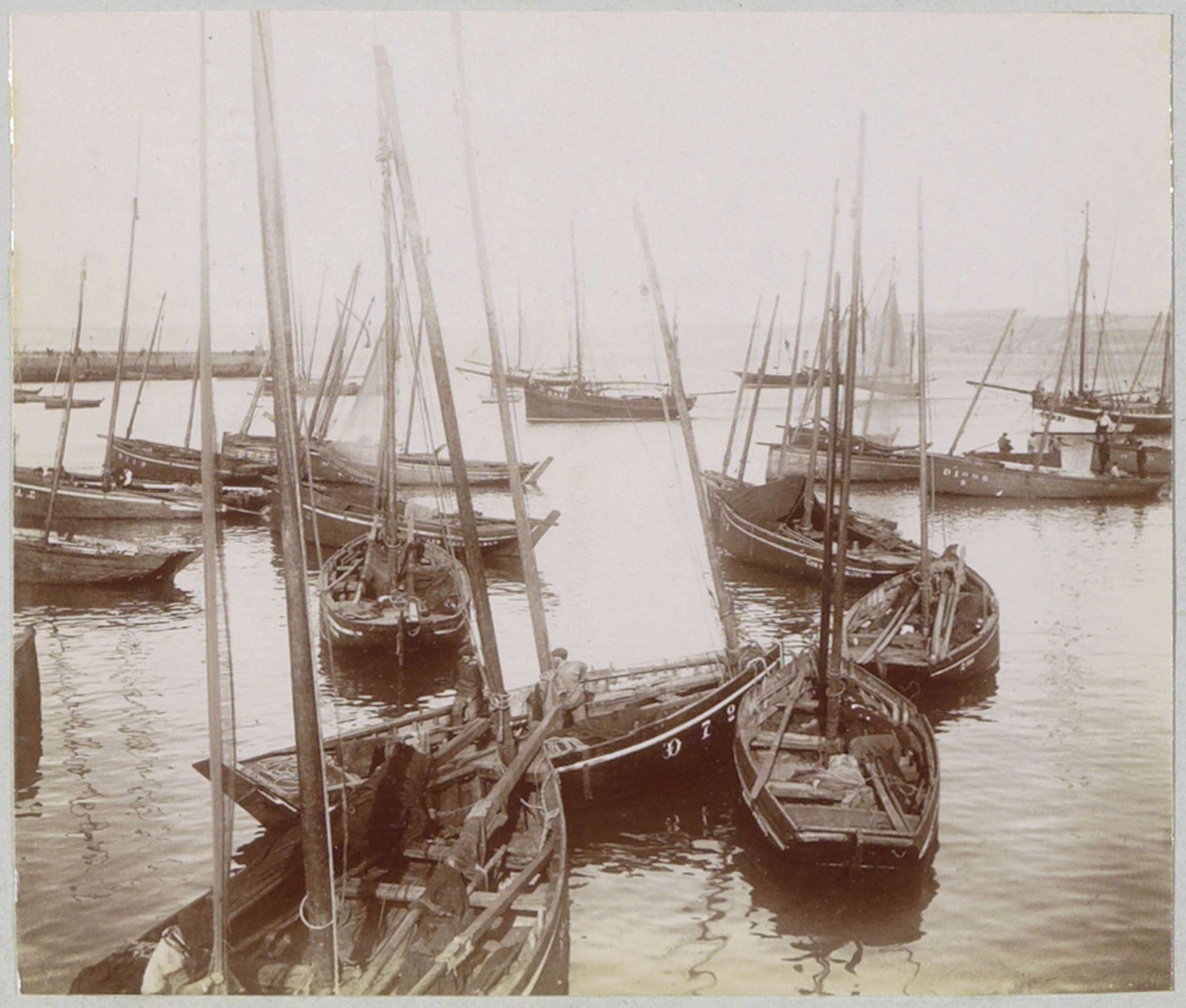 Vissersboten in de haven van Douarnenez by Delizy