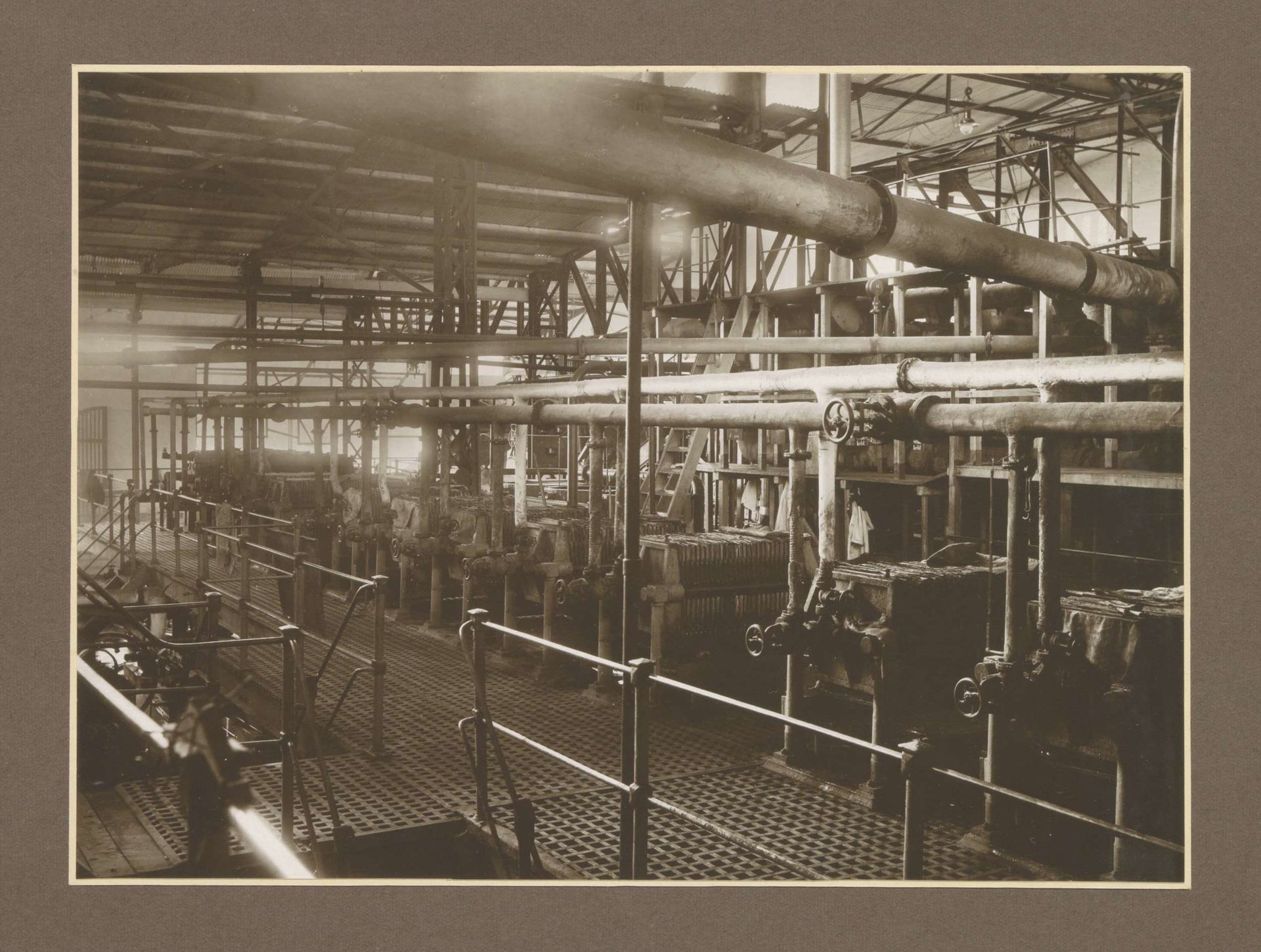 Hal met machines van suikerfabriek Ngandjoek op Java by Isken