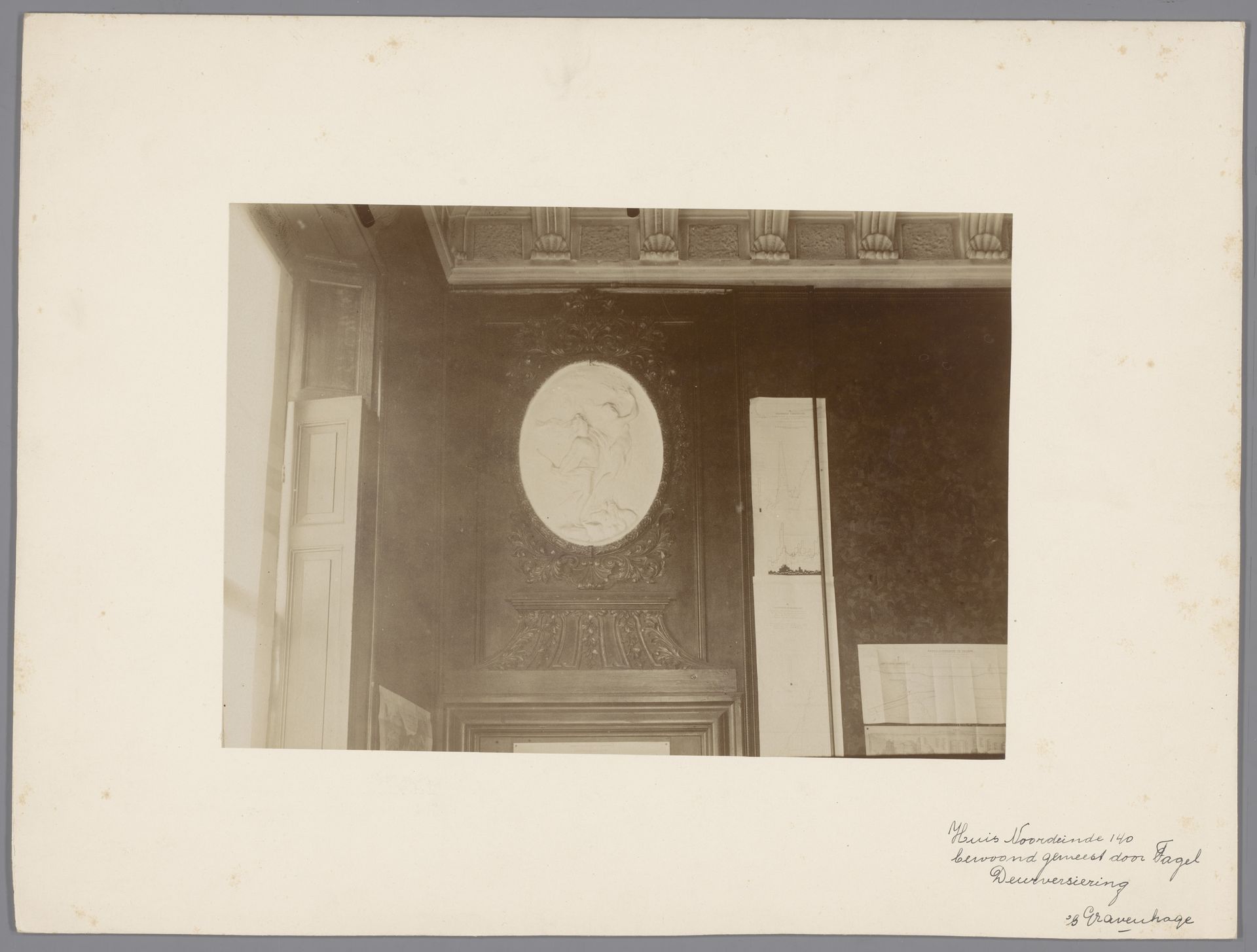 Deurversiering in het huis op Noordeinde 140 te Den Haag by anoniem (Monumentenzorg)