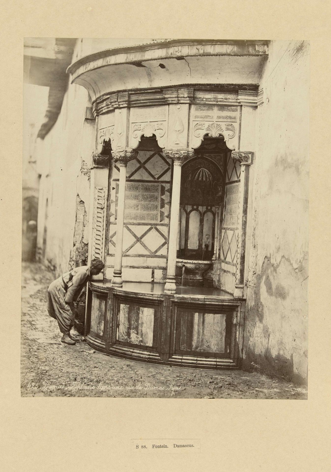 Man drinkt bij een fontein, Damascus by Félix Bonfils