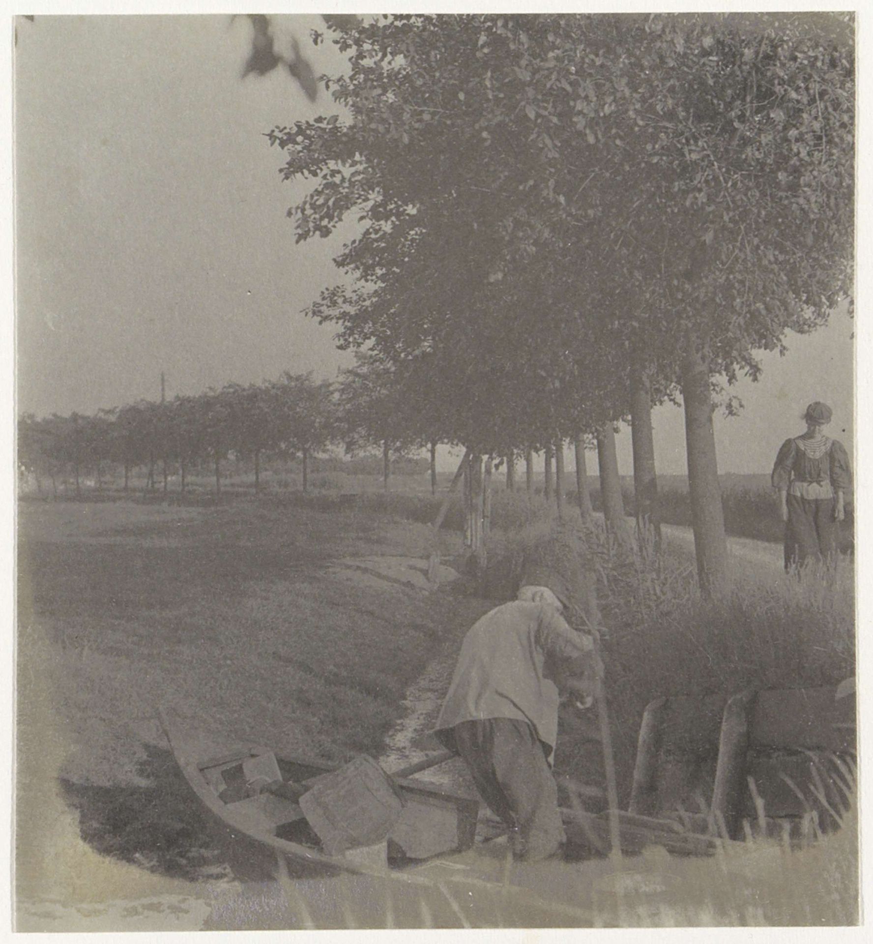 Man en een vrouw bij een sloot, vermoedelijk in Noord-Holland by G. Hidderley