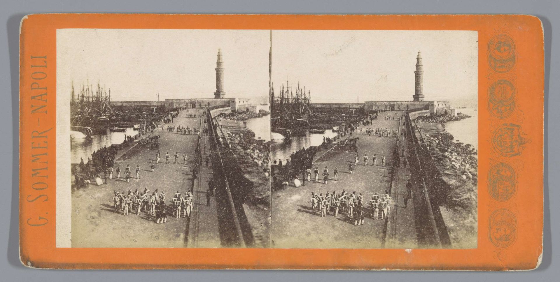 Gezicht op een kade in Napels met een vuurtoren by Giorgio Sommer