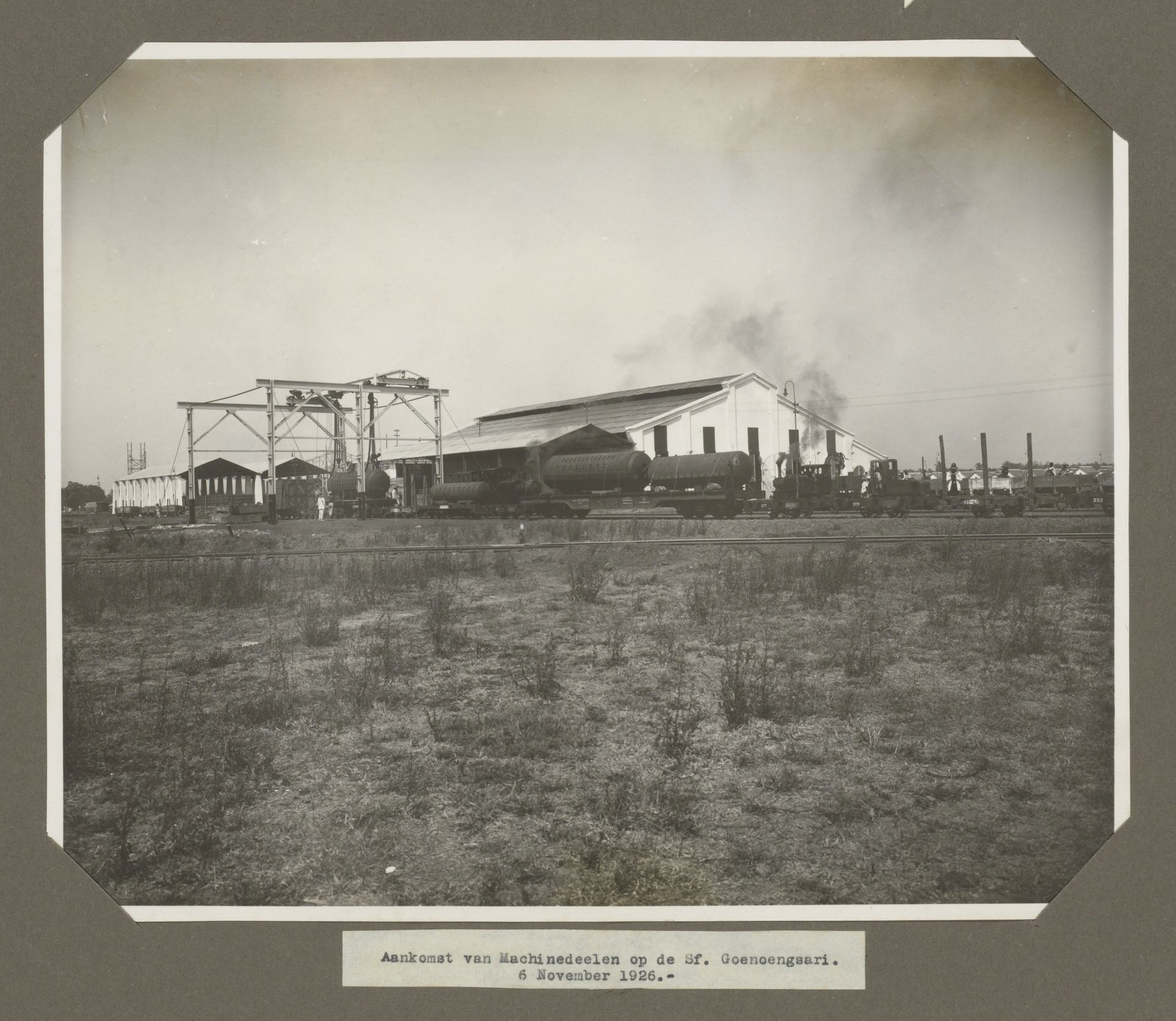 Aankomst van Machinedeelen op de Sf. Goenoengsari. 6 November 1926. by Anonymous