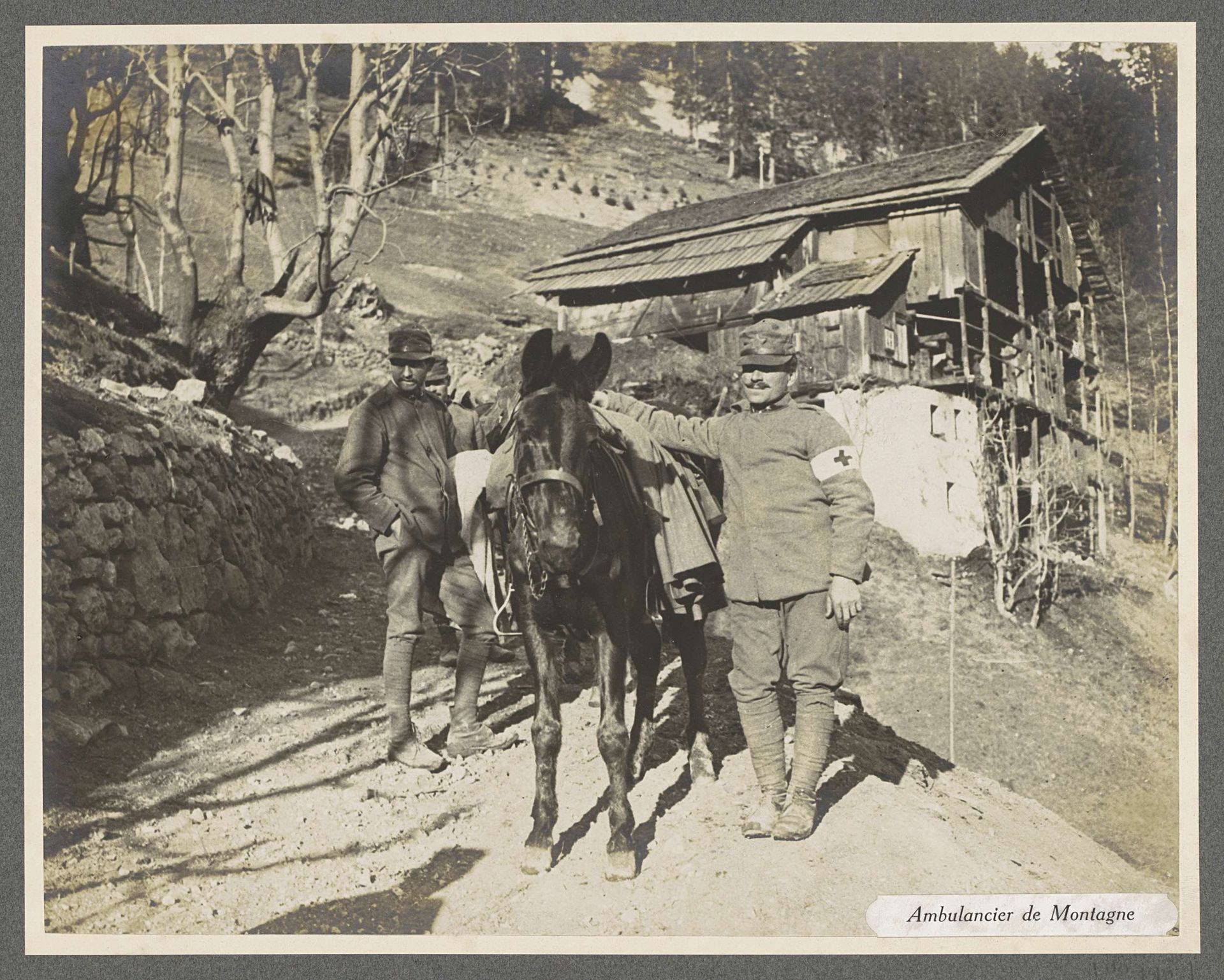 Vermoedelijk Italiaanse militairen bij een muildier: ambulance in de bergen by Henri de Rothschild