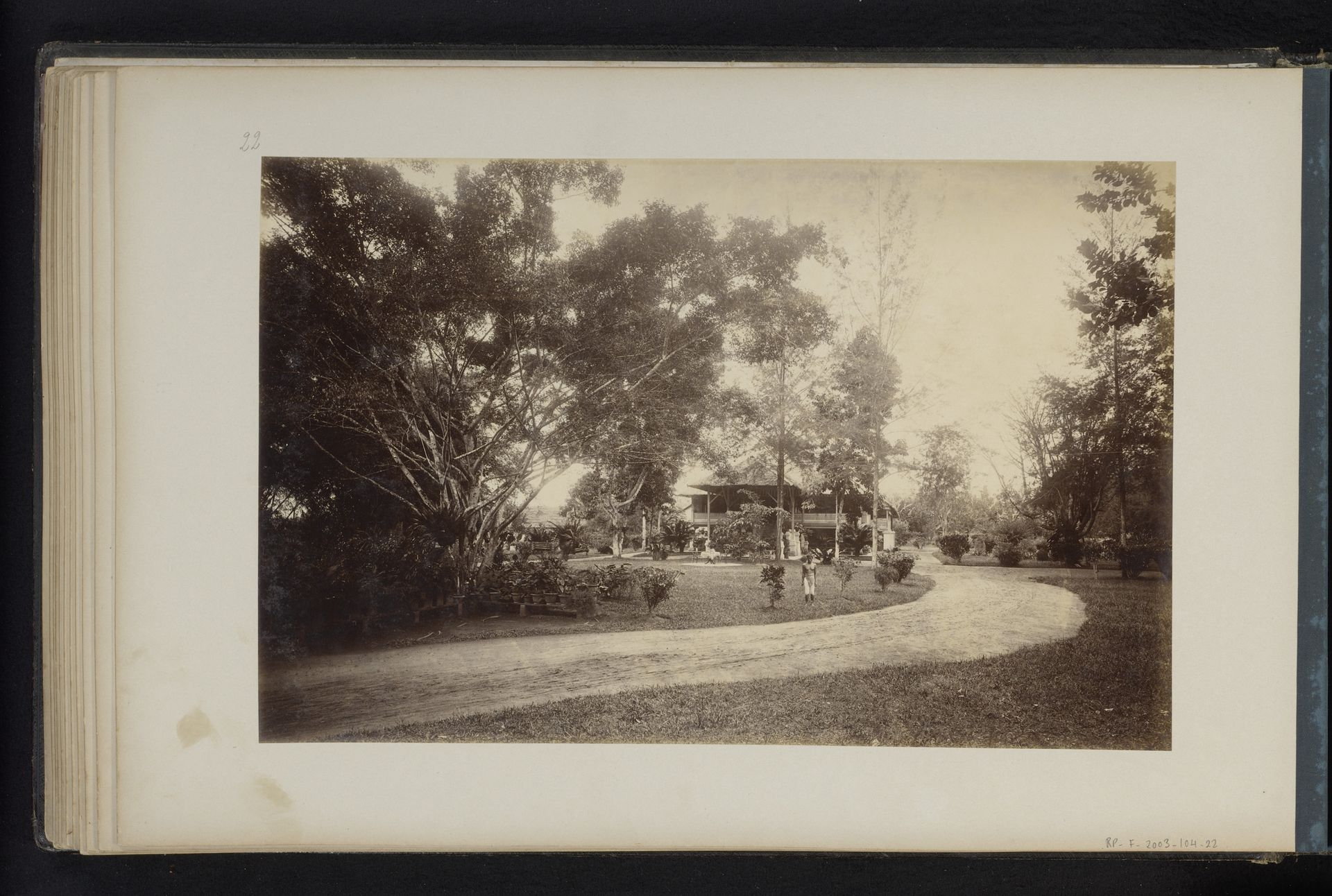 Gezicht op het administrateurshuis in Loeboe Dalam, Sumatra by Heinrich Ernst & Co