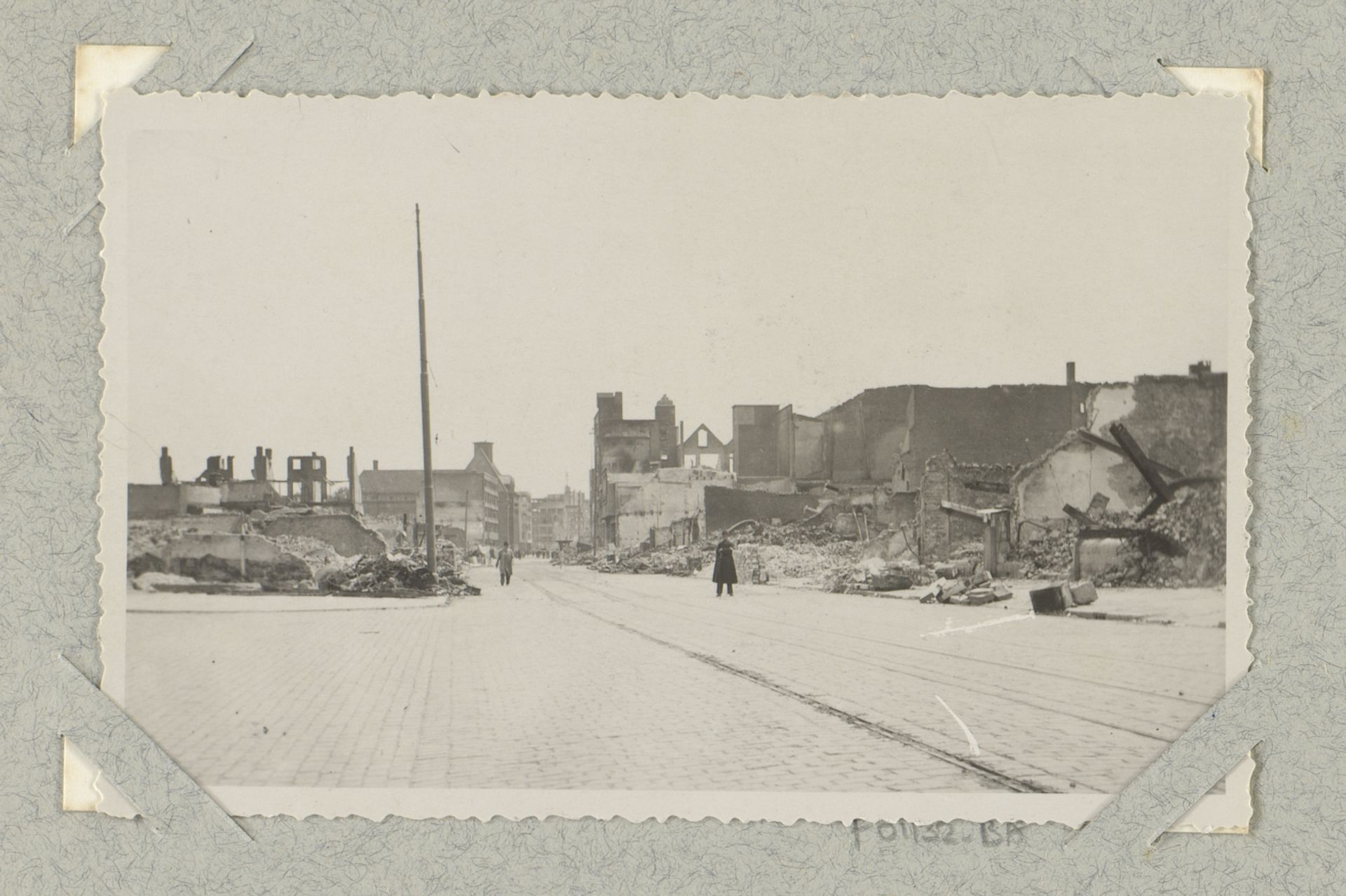 Gezicht op ruïnes van gebouwen aan de Botersloot te Rotterdam by J. Nolte