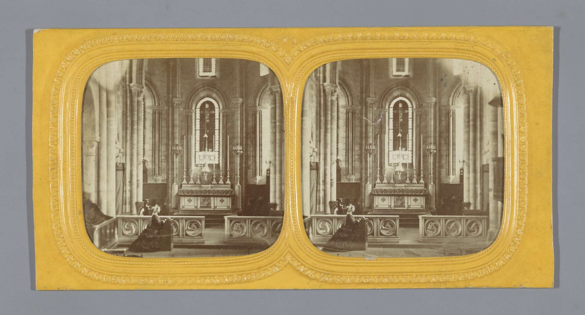 Biddende vrouw bij het altaar van de Notre-Dame in Parijs by Anonymous