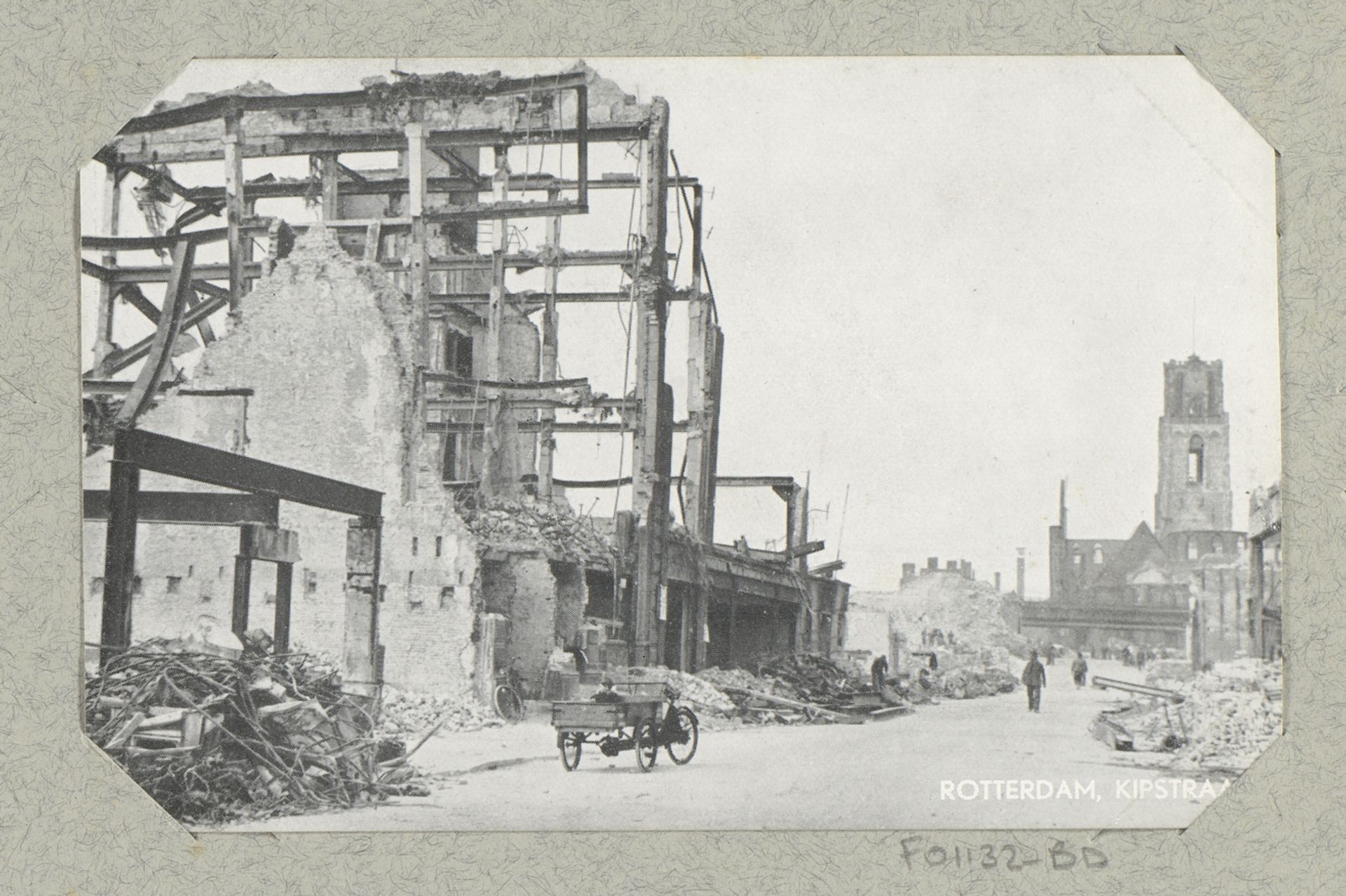 Gezicht op ruïnes aan de Kipstraat te Rotterdam by J. Nolte