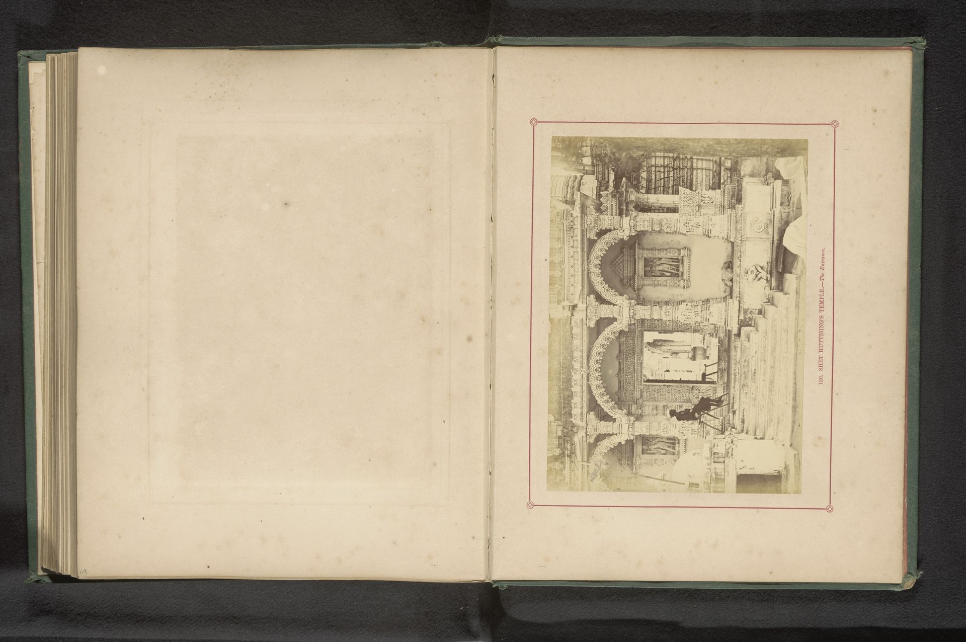 Gezicht op de ingang van de Hutheesingtempel in Ahmedabad by Thomas Biggs