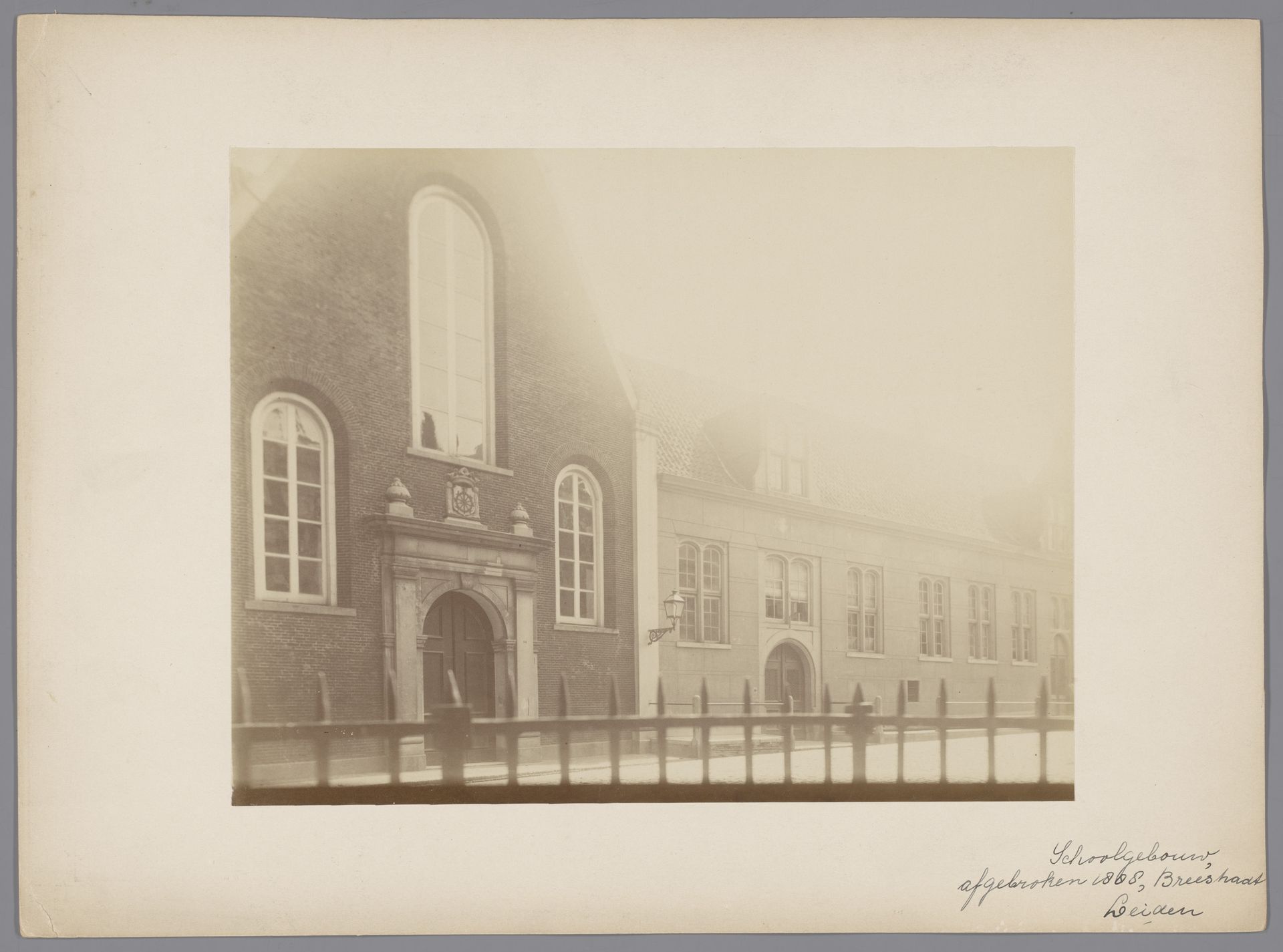 Gezicht op een school in de Breestraat te Leiden by anoniem (Monumentenzorg)