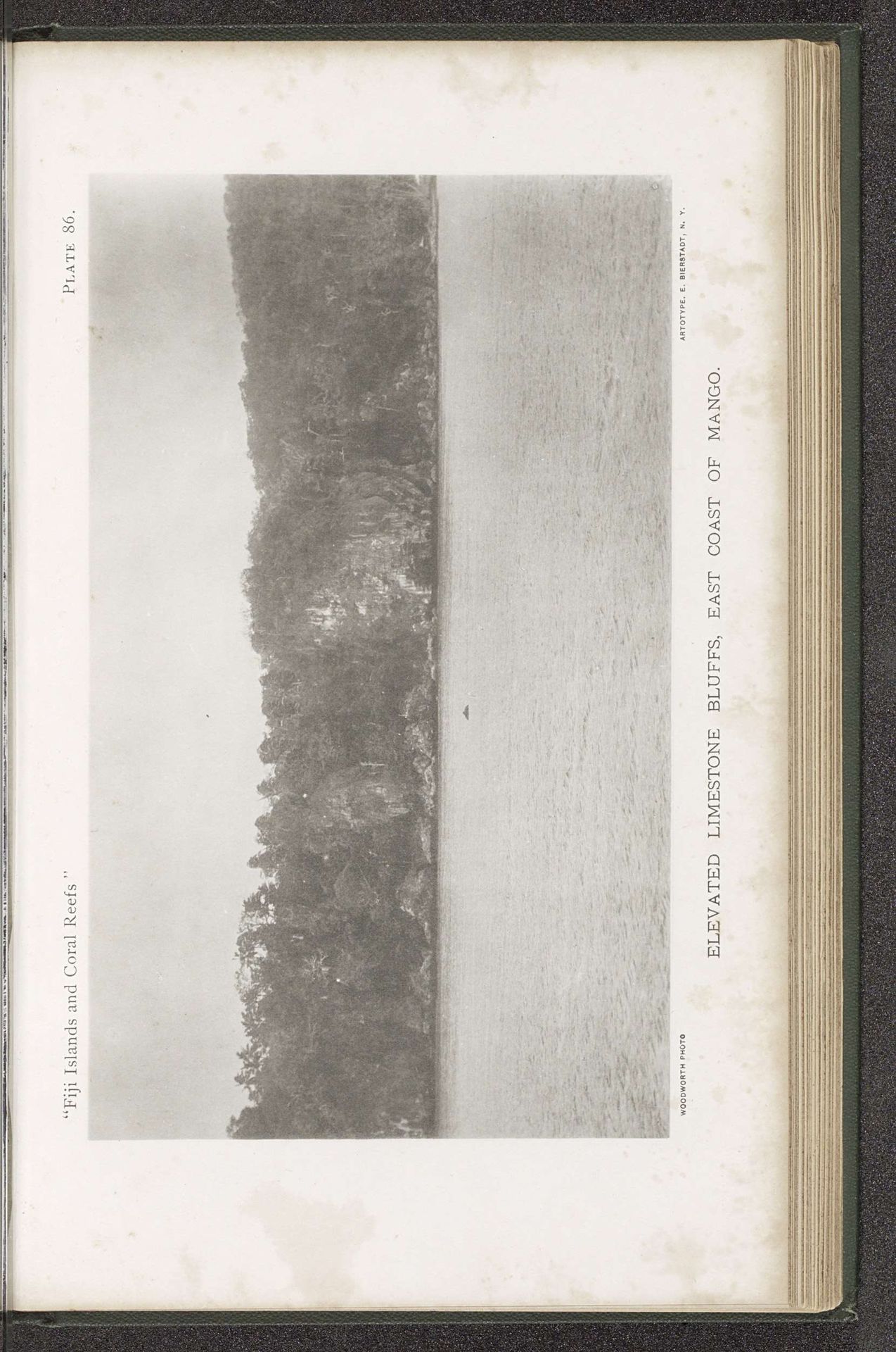 Gezicht op een kaap aan de oostkust van Mango by W. McM. Woodworth