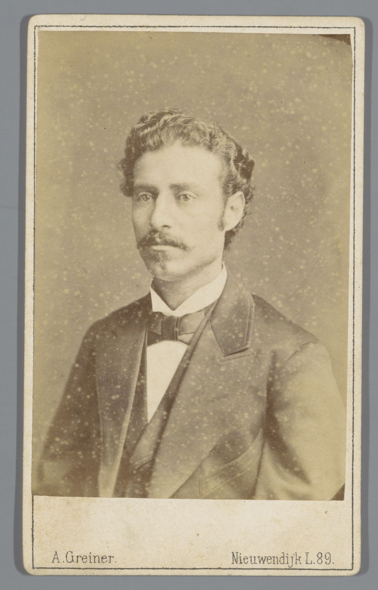 Portret van een onbekende man, aangeduid als Julius by Albert Greiner