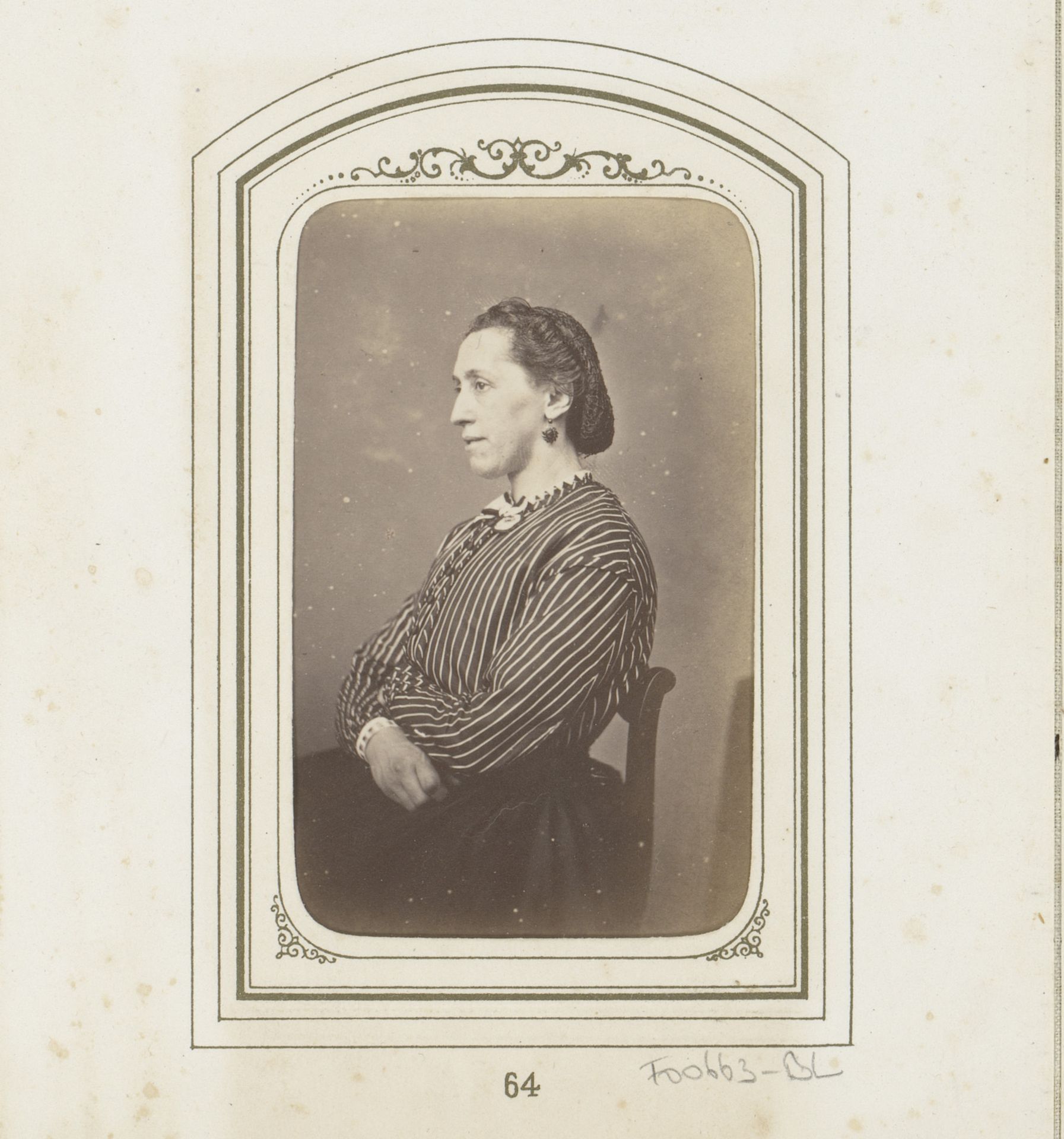 Portret van een zittende vrouw, en profil by Roelof Loots