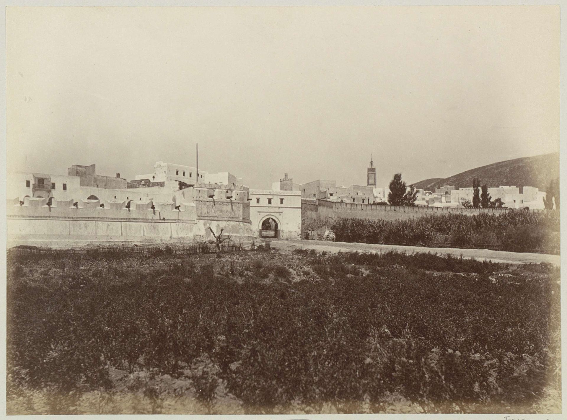 Gezicht op een ommuurde stad met poort, mogelijk Tétouan by Antonio Cavilla
