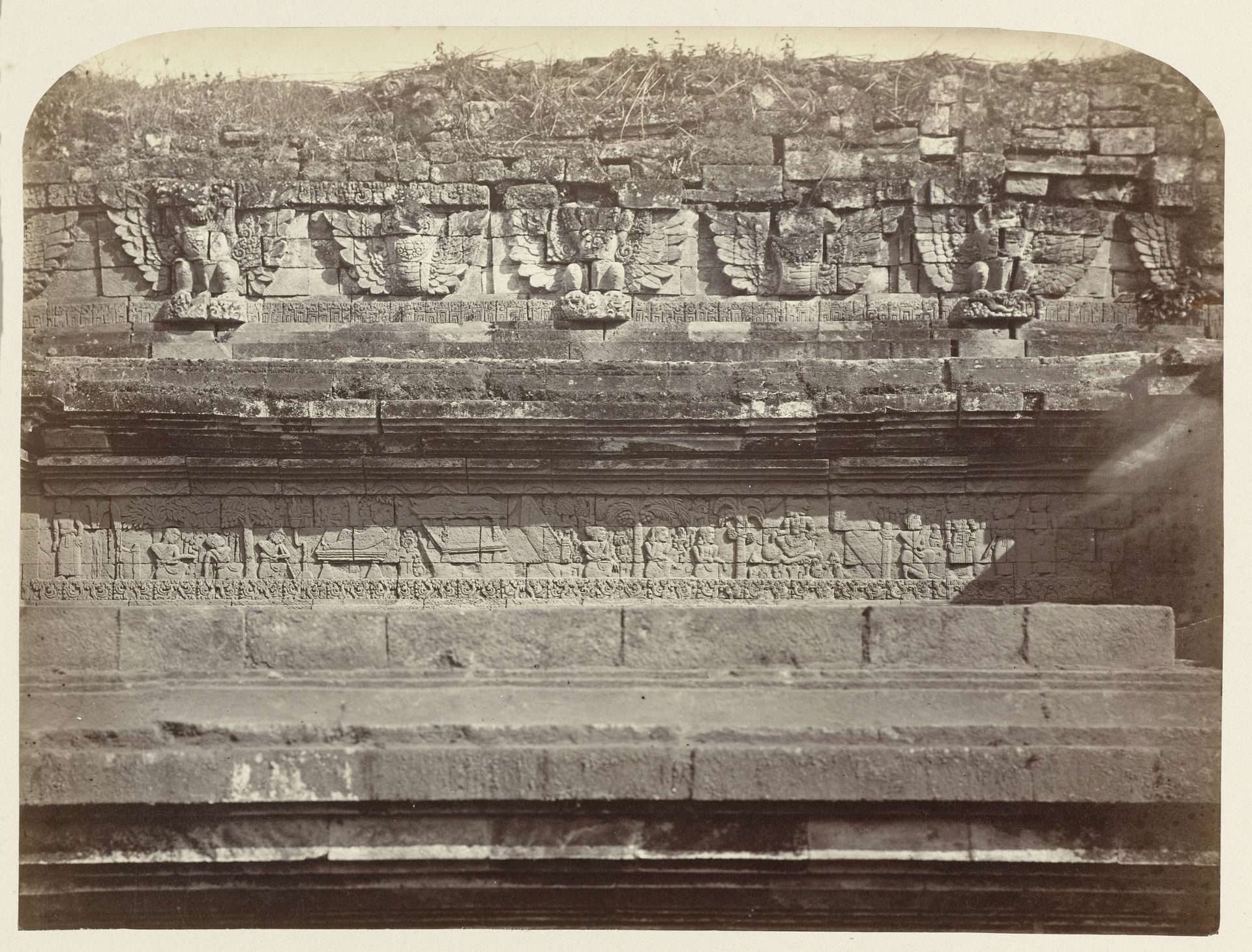 Basreliëf met een vertelling van Krishna aan de oostzijde van Candi Panataran aan de oostzijde. by Isidore Kinsbergen