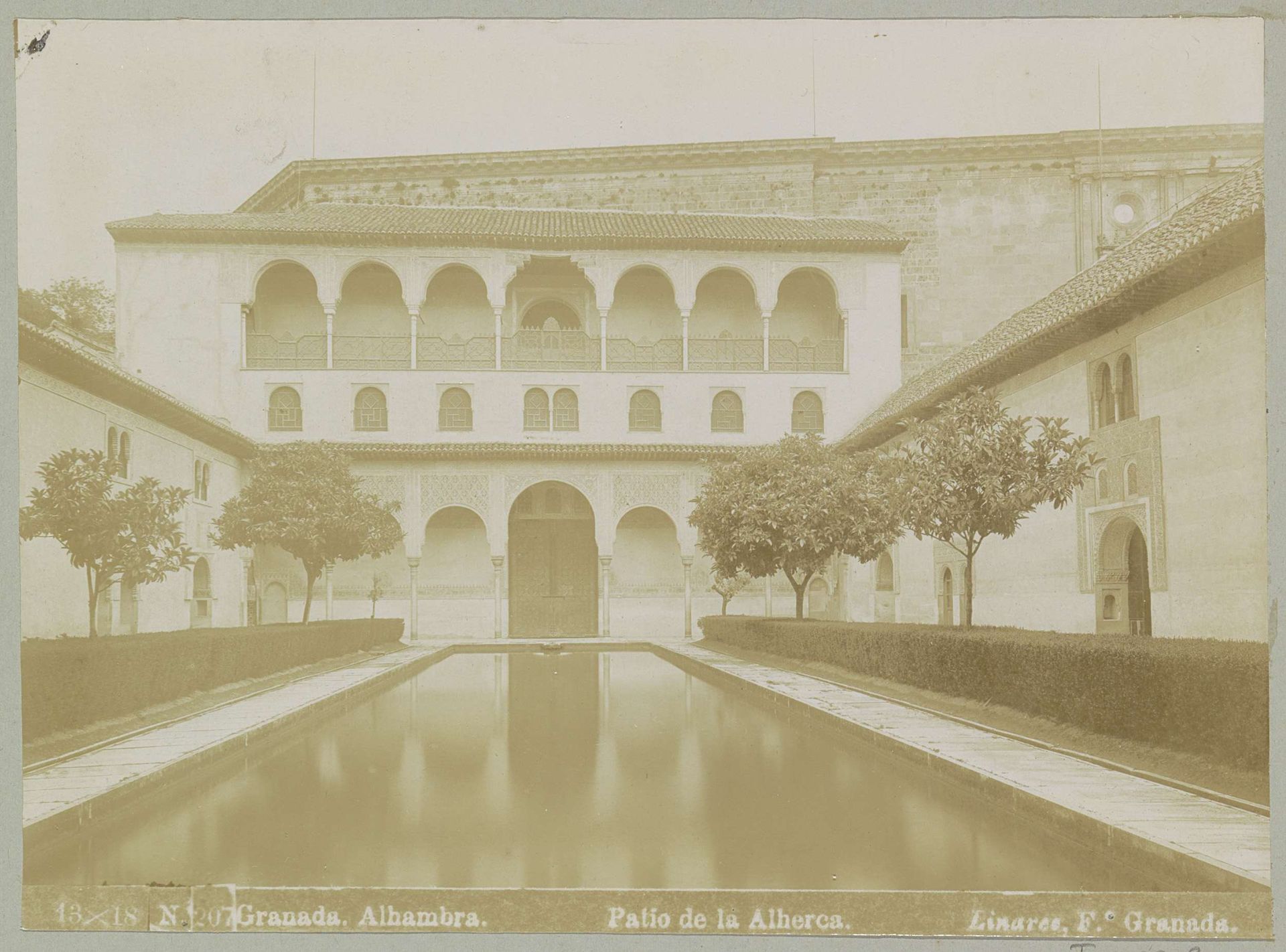 Patio de los Arrayanes in het Alhambra by F. Linares