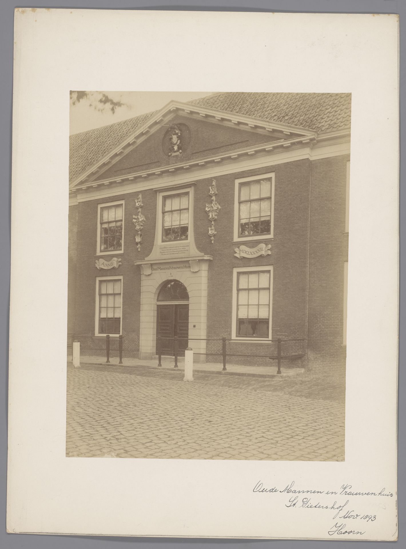 Façade van het Sint Pietershof te Hoorn by anoniem (Monumentenzorg)