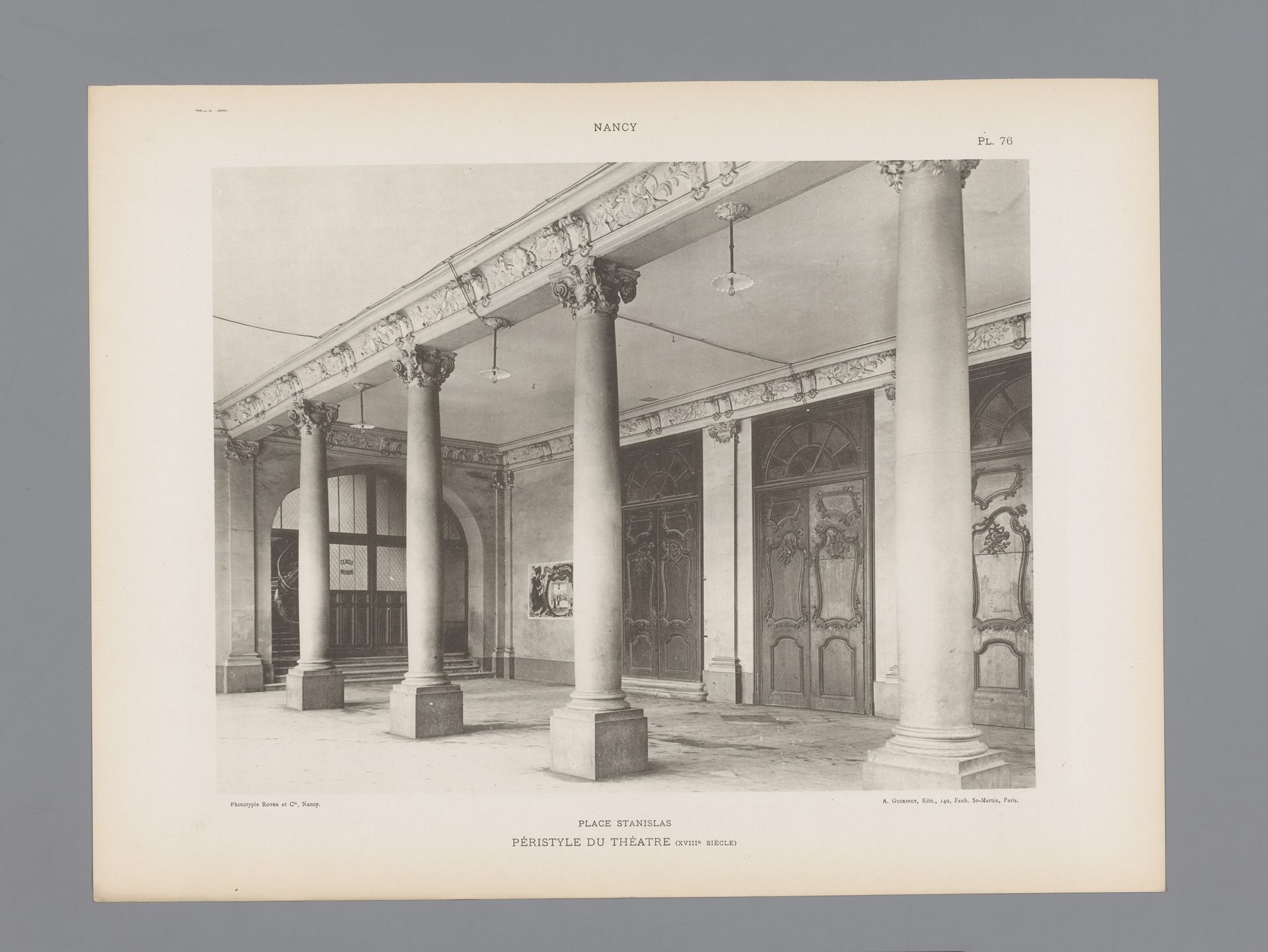 Zuilengalerij van het theater aan Place Stanislas te Nancy by Anonymous