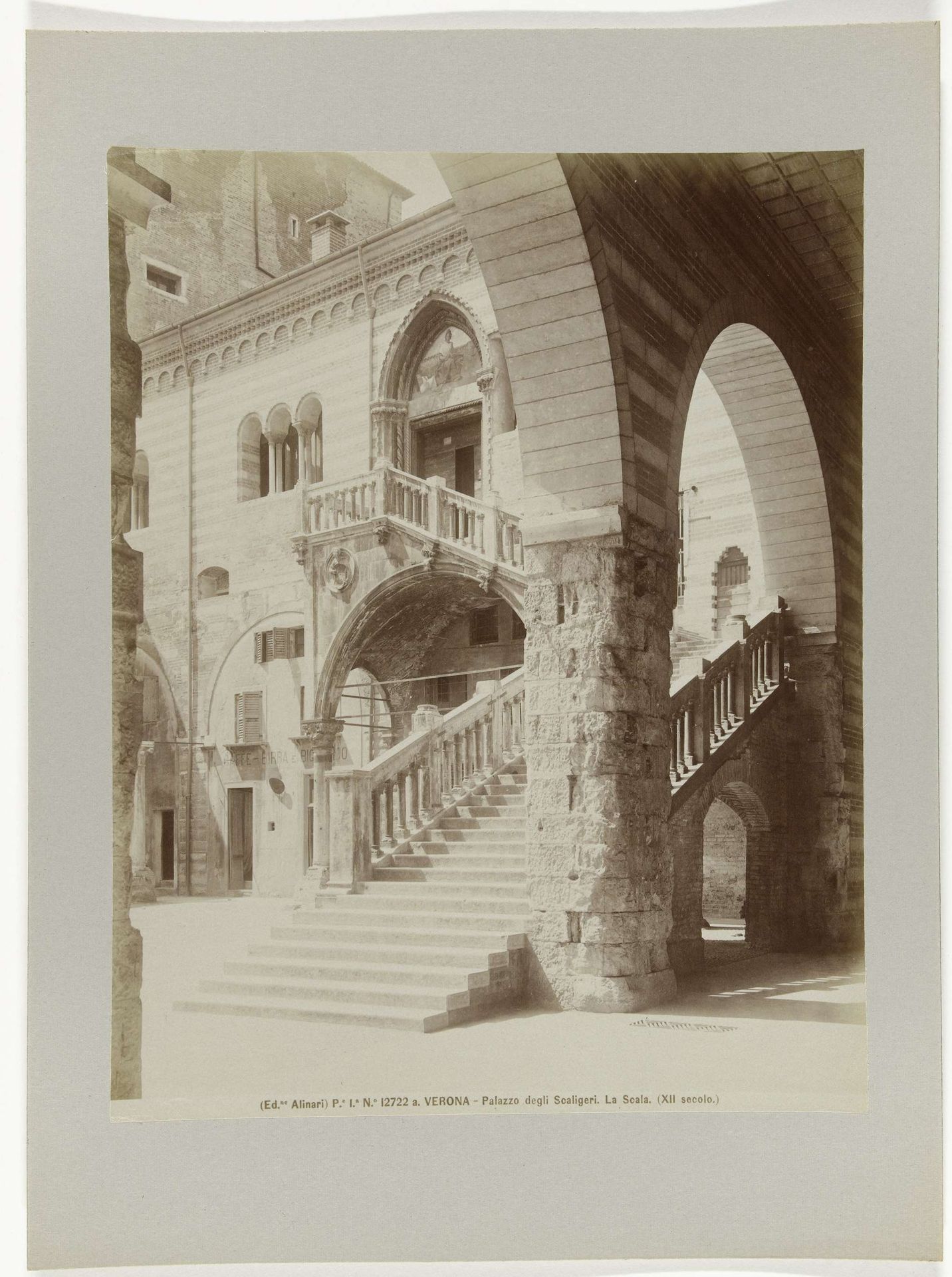 Trappenhuis van het Palazzo degli Scaligeri by Fratelli Alinari