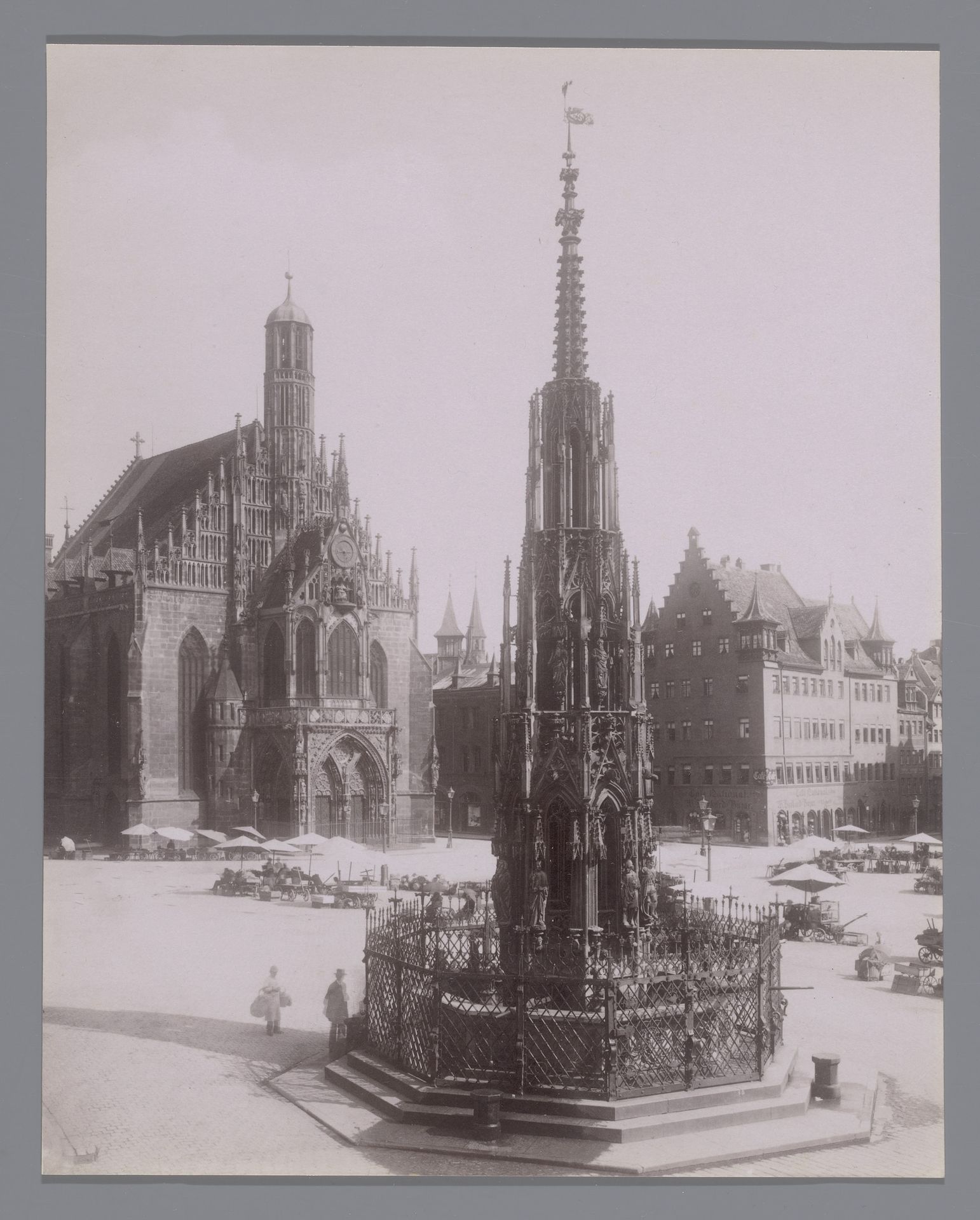 Schöner Brunnen op de Hauptmarkt te Neurenberg by Ferdinand Schmidt