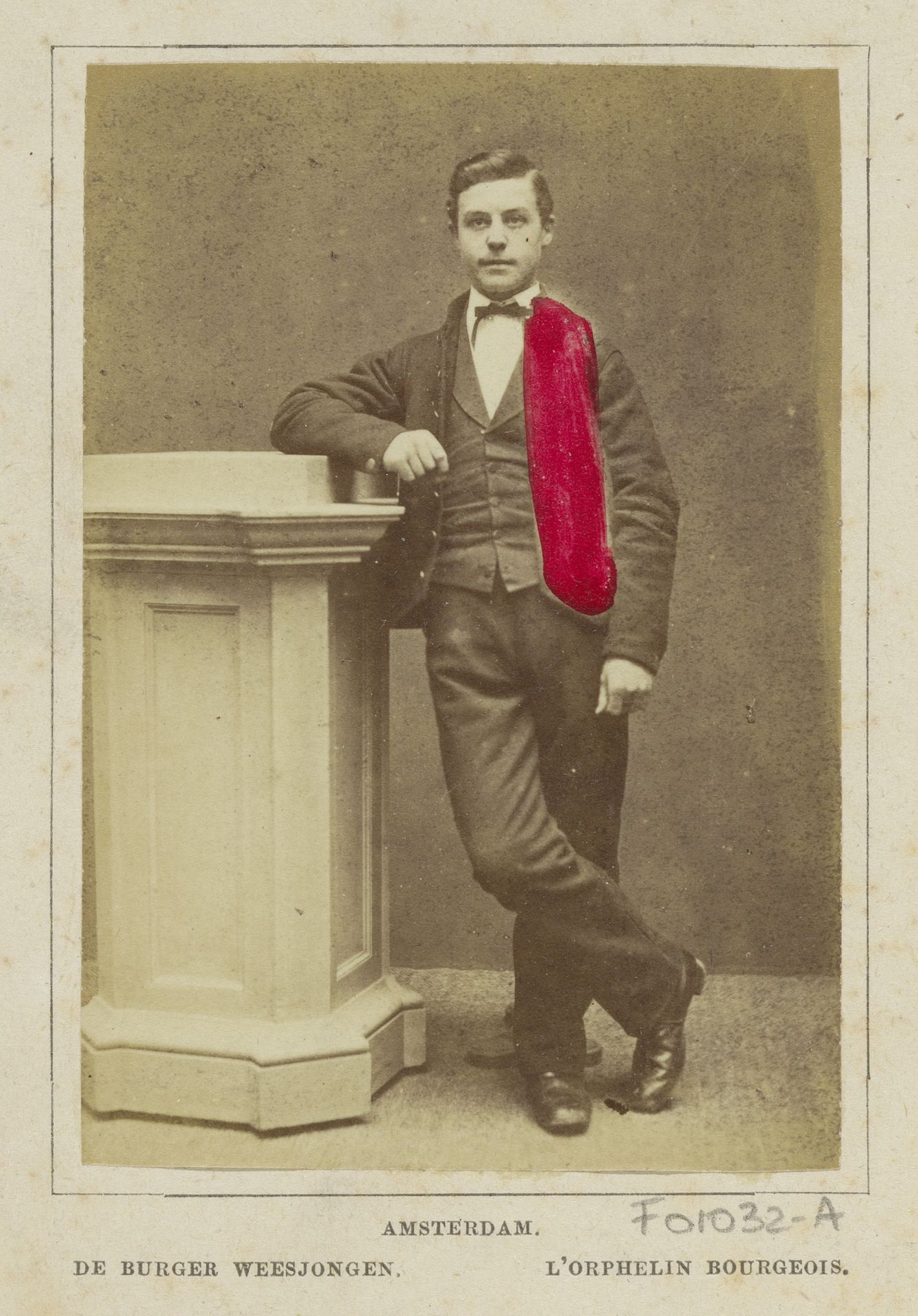 Portret van een onbekende jongen gekleed in klederdracht van Amsterdam, Noord-Holland by Andries Jager