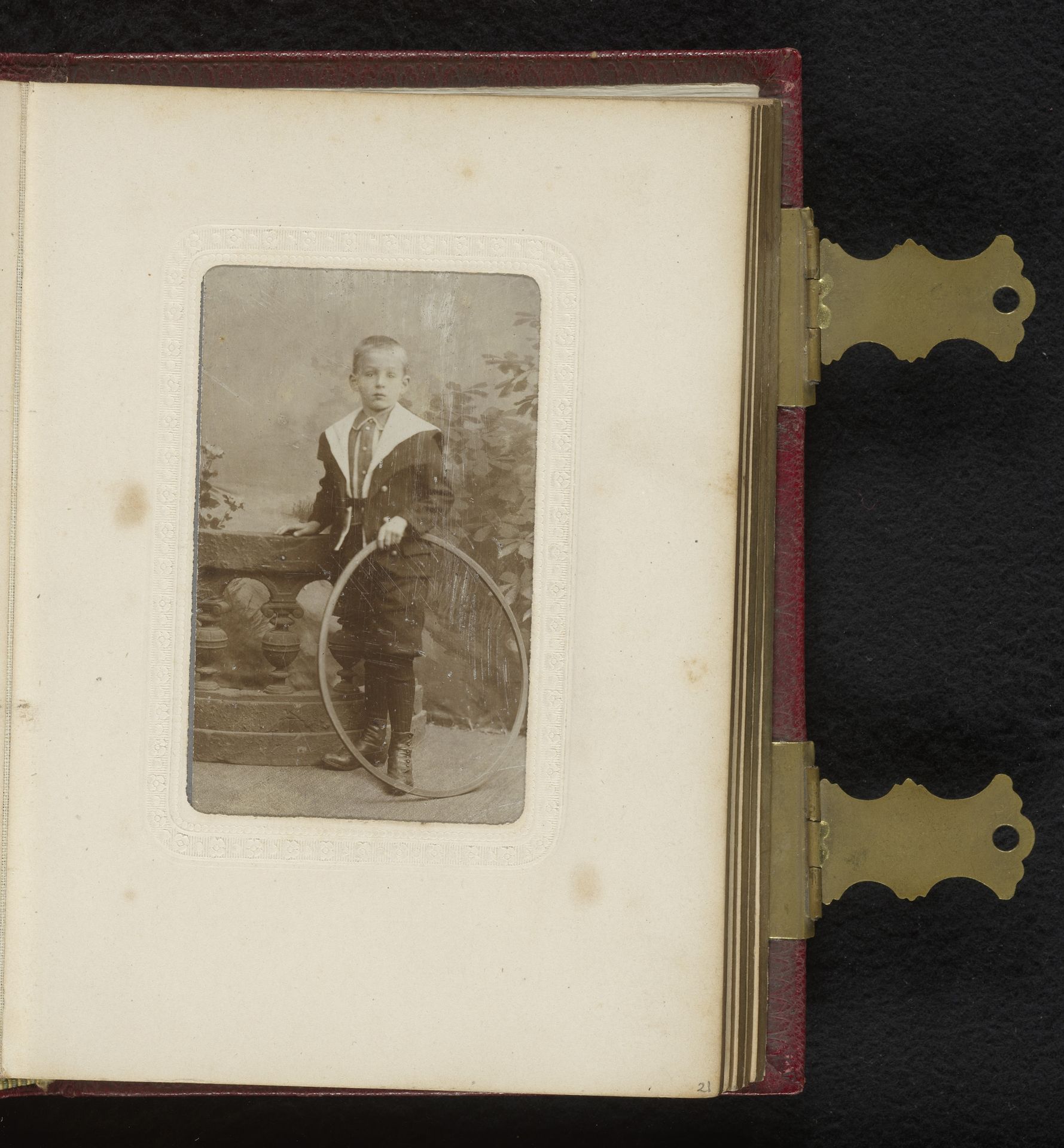 Portret van een jongen met hoepel, staand bij een balustrade by Jules Louis Faassen