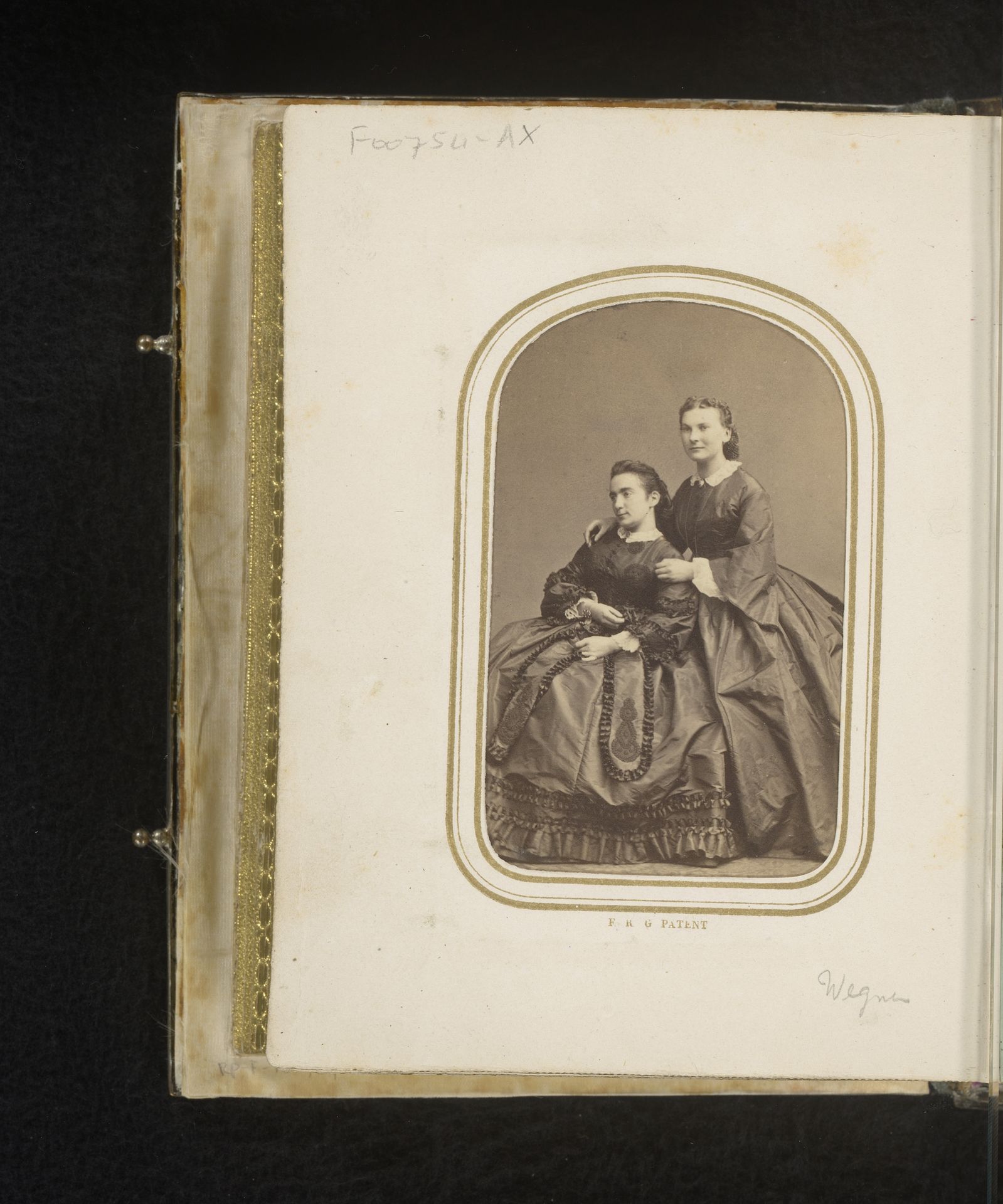 Portret van twee vrouwen by Louis Wegner