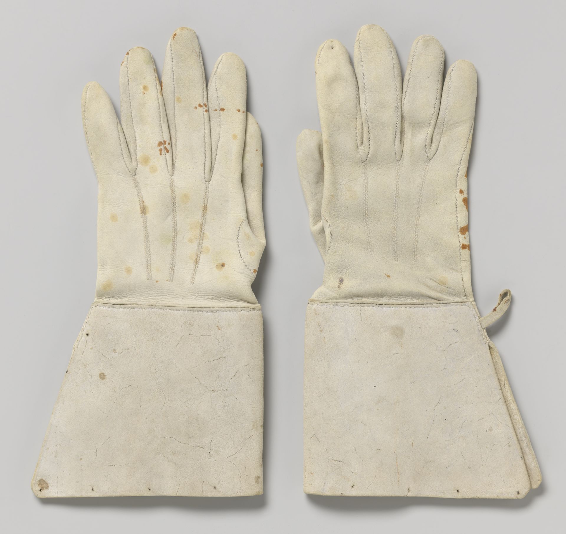 Paar handschoenen behorend tot de uitrusting van een sappeur van de 1e Afdeling Noord-Hollandse Schutterij by Anonymous
