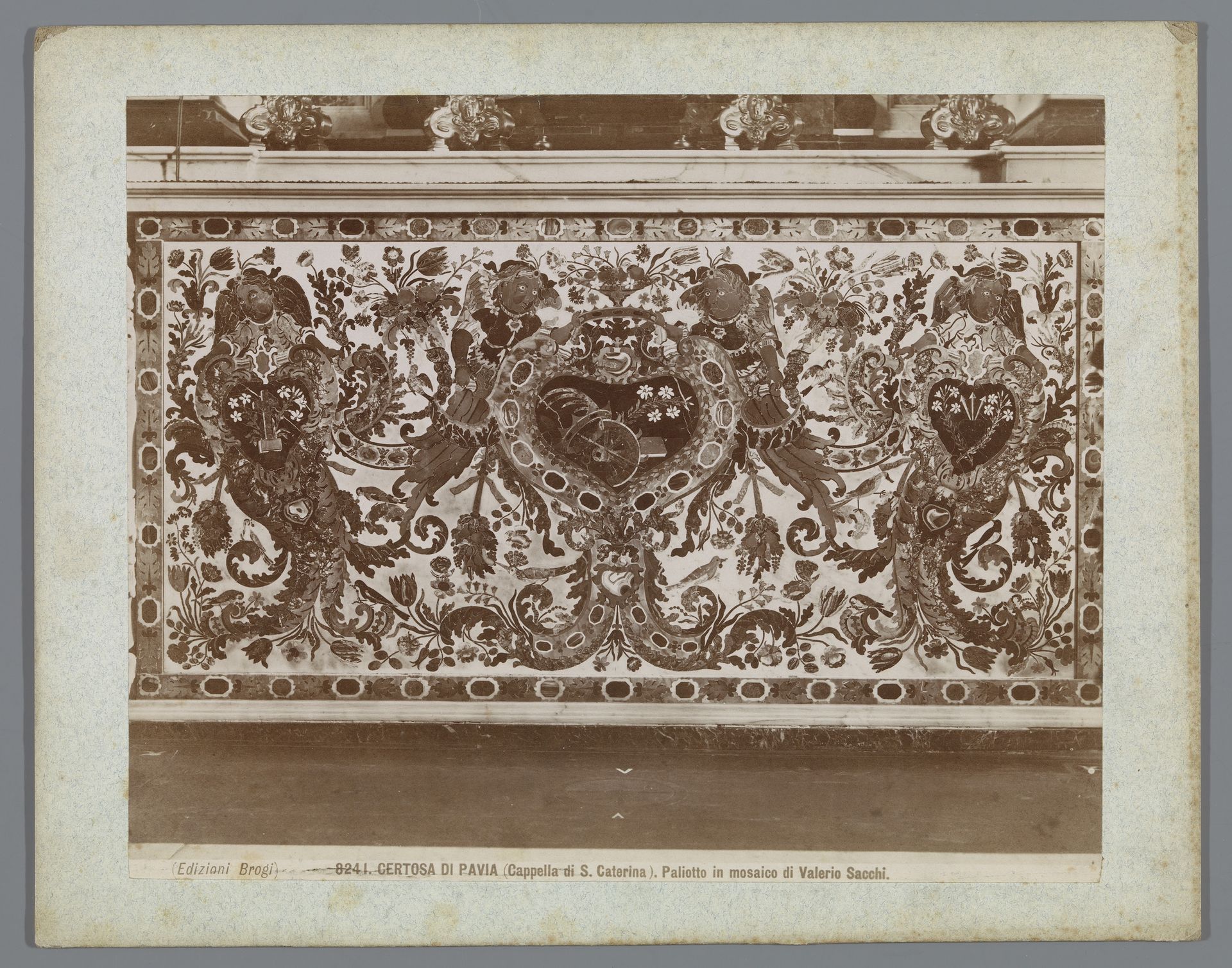 Antependium in het kartuizerklooster van Pavia gedecoreerd met engelen in mozaïek by Edizione Brogi