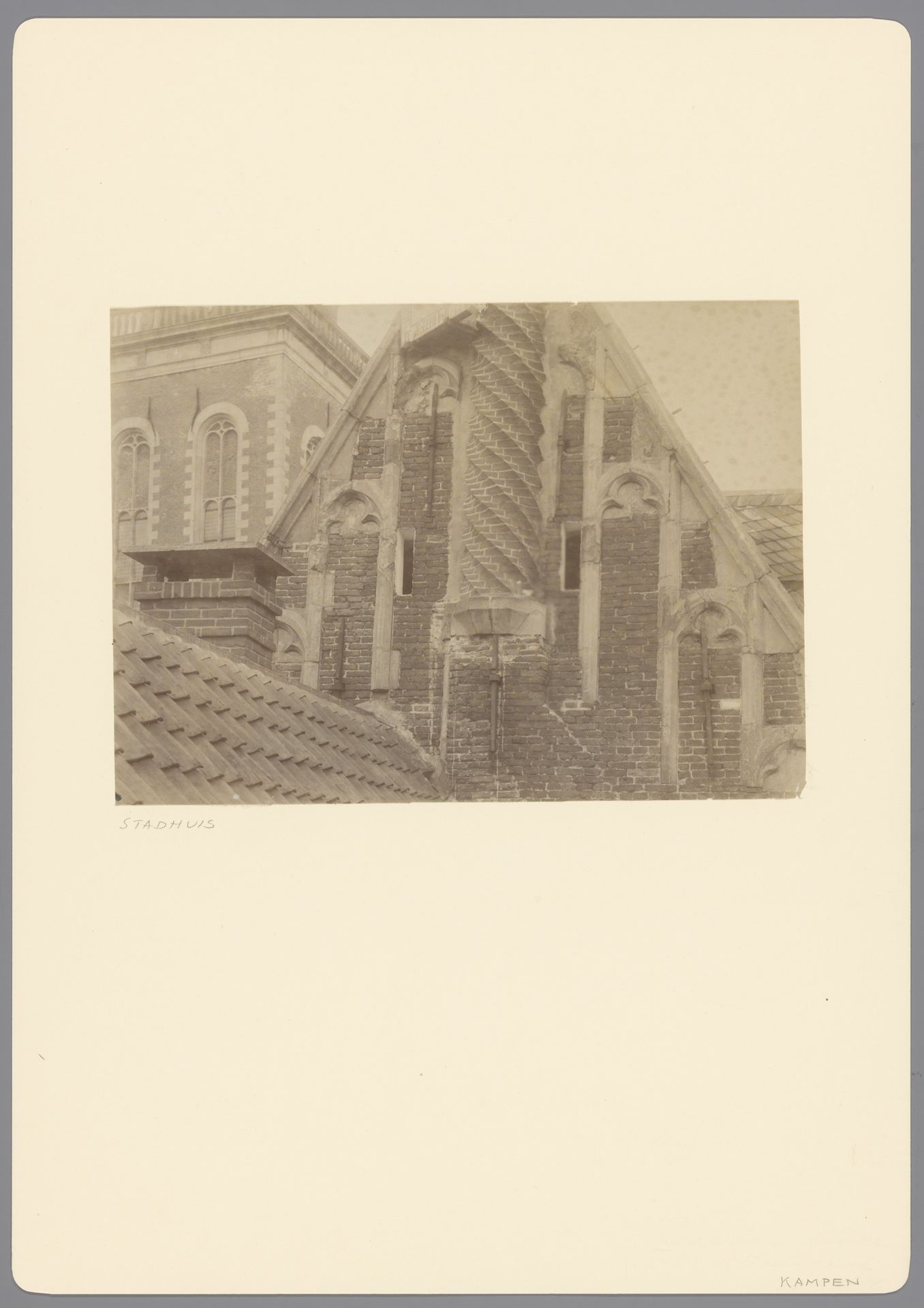 Zuidgevel van het stadhuis van Kampen by anoniem (Monumentenzorg)