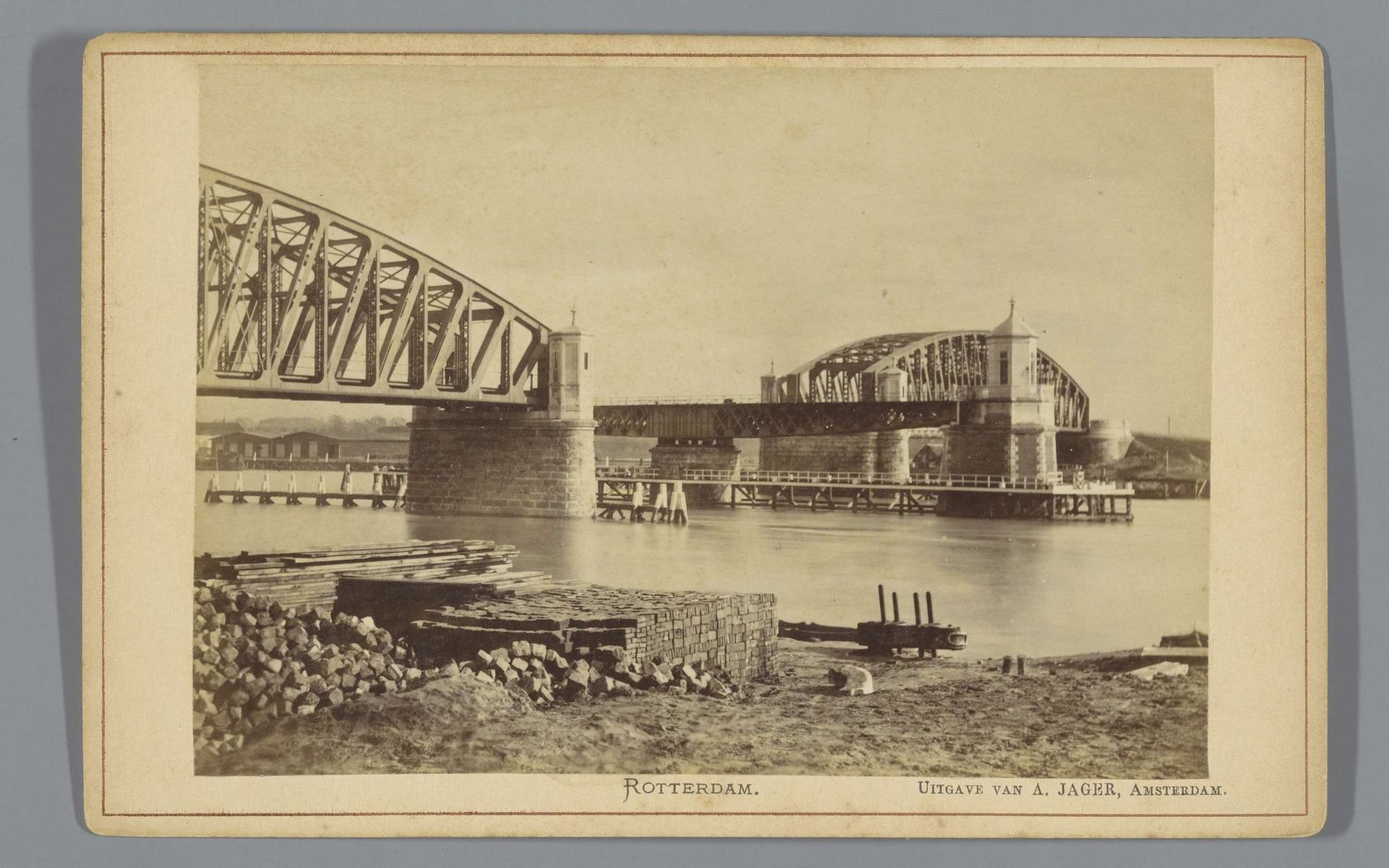 Gezicht op de Koningshavenbrug in Rotterdam by Anonymous