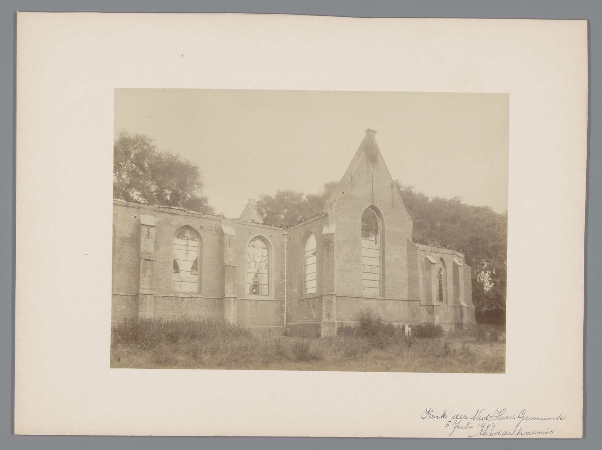 Gezicht op de Hervormde Kerk te Middelharnis na de brand by anoniem (Monumentenzorg)