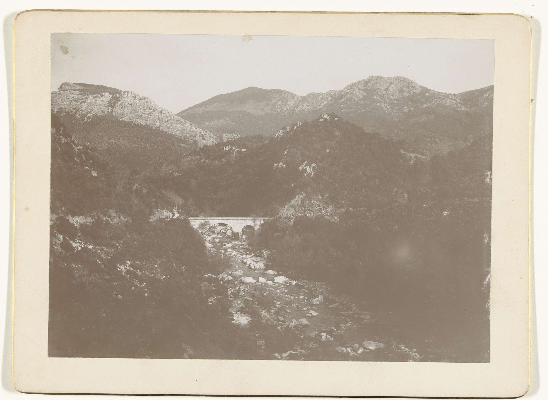 Gezicht op een berglandschap mety brug tussen Cauro en Ajaccio, Corsica, Frankrijk by Henry Pauw van Wieldrecht