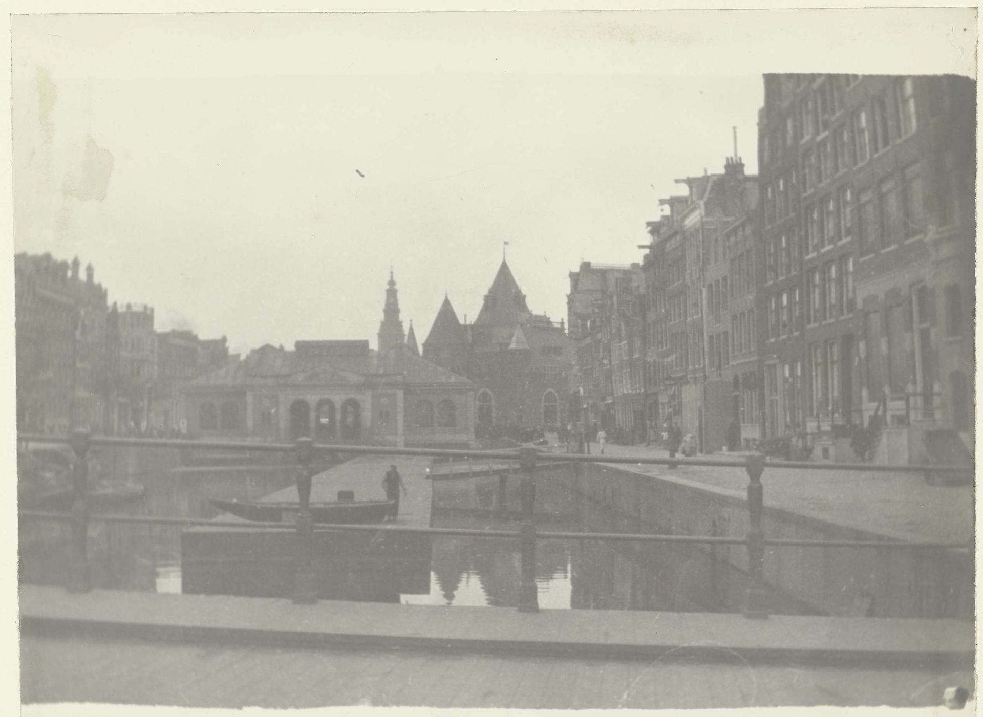 Gezicht op de visafslag en Sint Antonis Waag in Amsterdam, gezien vanaf de Geldersekade by George Hendrik Breitner