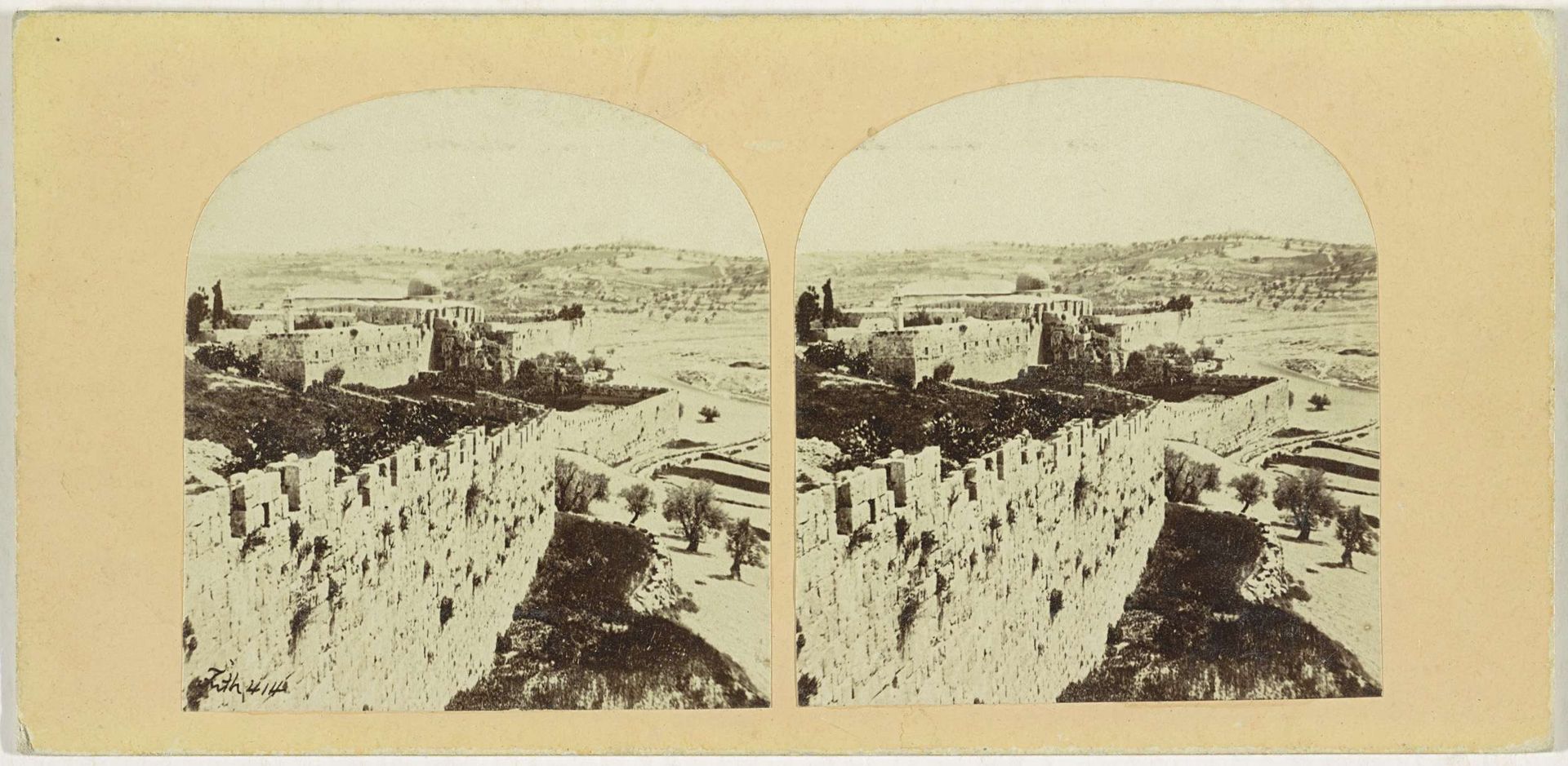 Gezicht op Jeruzalem vanaf de zuidelijke stadsmuur by Francis Frith