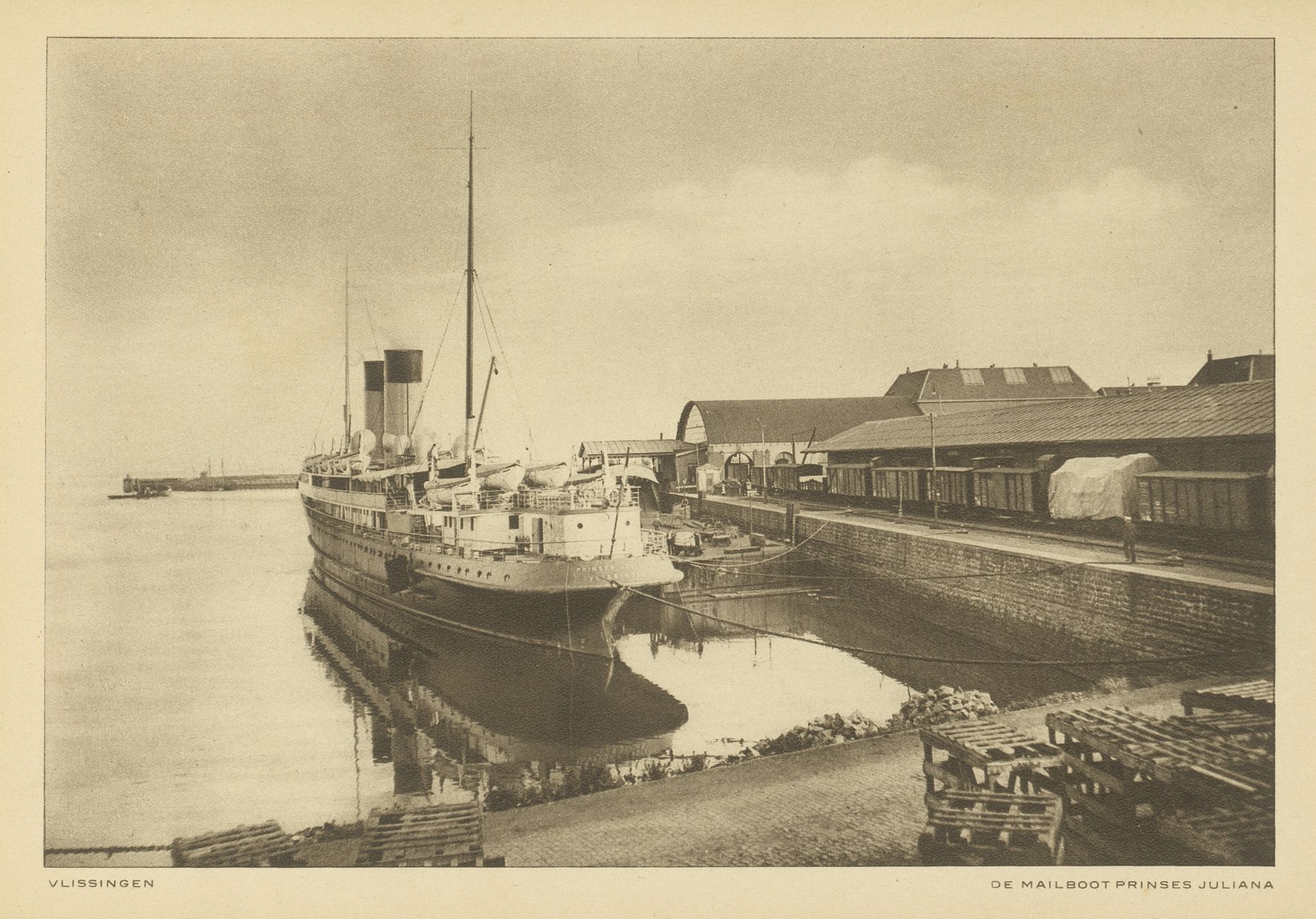 Gezicht op het schip de Prinses Juliana in de haven van Vlissingen by Anonymous