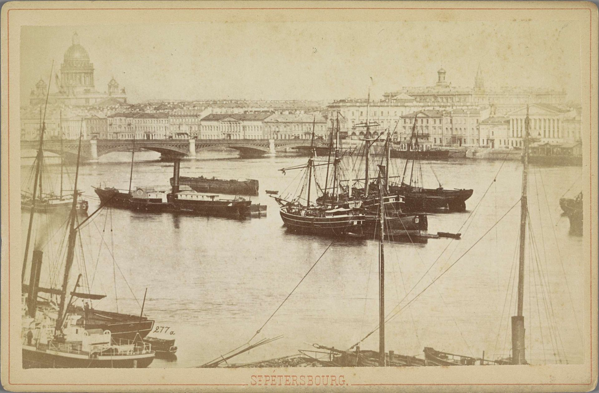 Gezicht op de Nicolaasbrug over de Neva in Sint-Petersburg by Albert Felisch