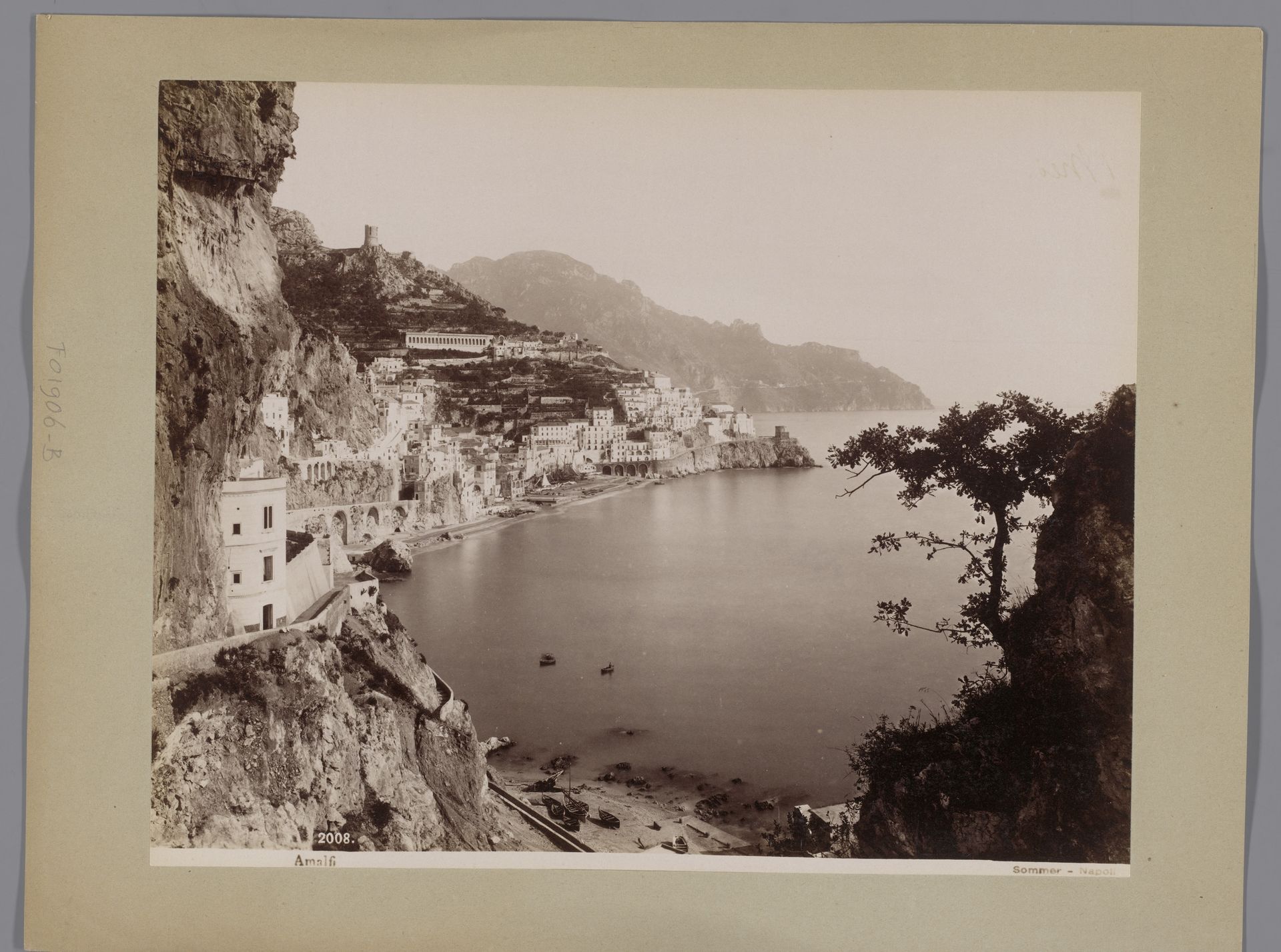 Gezicht op Amalfi en de baai by Giorgio Sommer