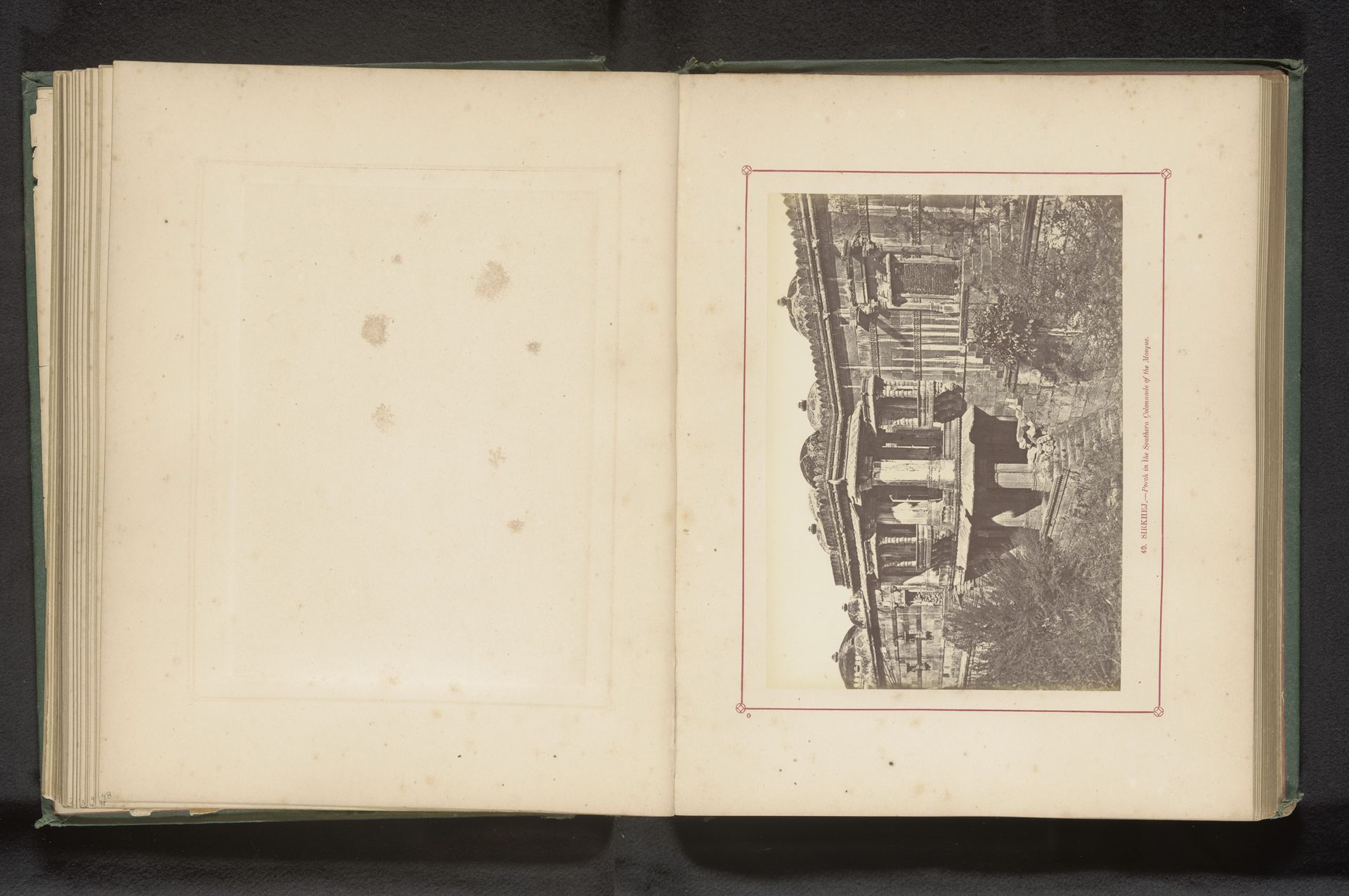 Gezicht op een portaal van een moskee op Sarkhej Roza bij Ahmedabad by Thomas Biggs